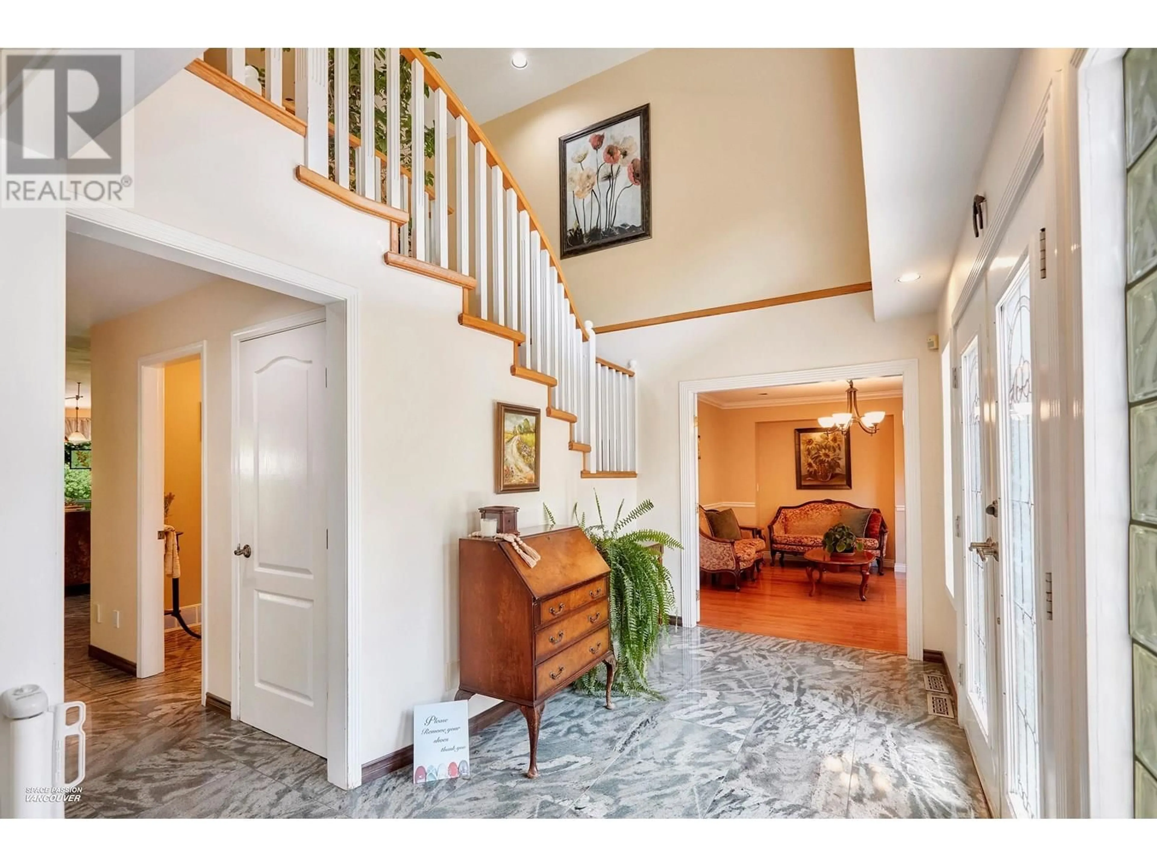 Indoor foyer for 26245 124 AVENUE, Maple Ridge British Columbia V2W1C4