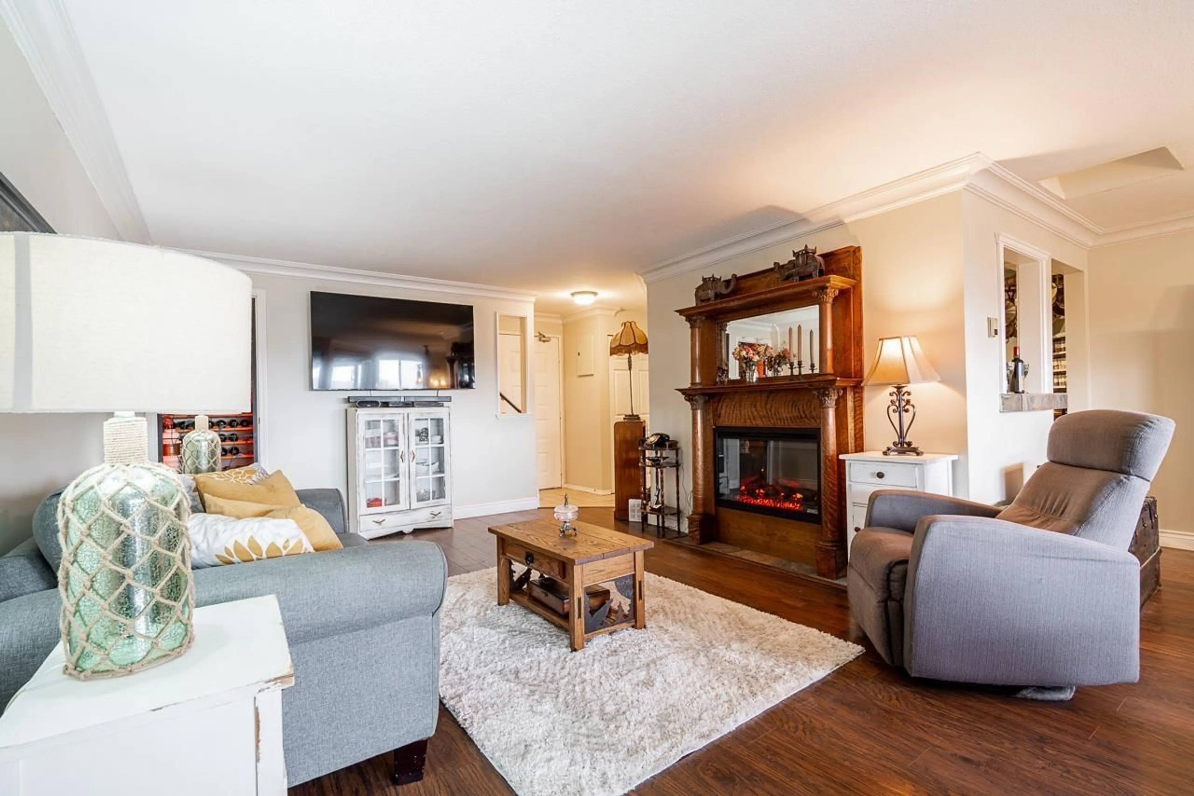Living room with furniture, wood/laminate floor for 901 - 31955 OLD YALE, Abbotsford British Columbia V2T4N1