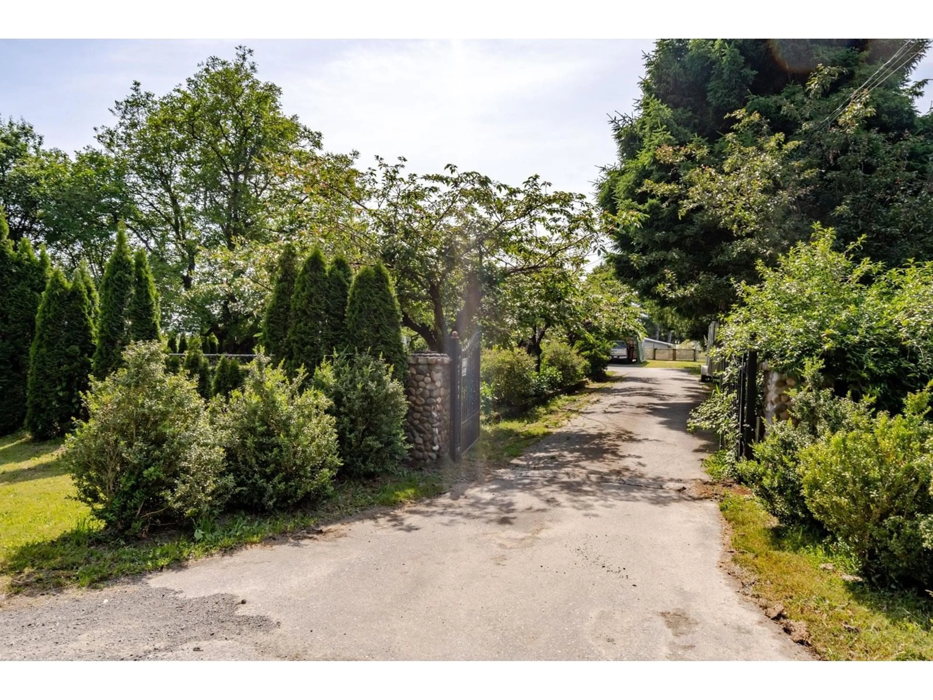 A pic from outside/outdoor area/front of a property/back of a property/a pic from drone, street for 5007 BOUNDARY, Abbotsford British Columbia V3G2N4