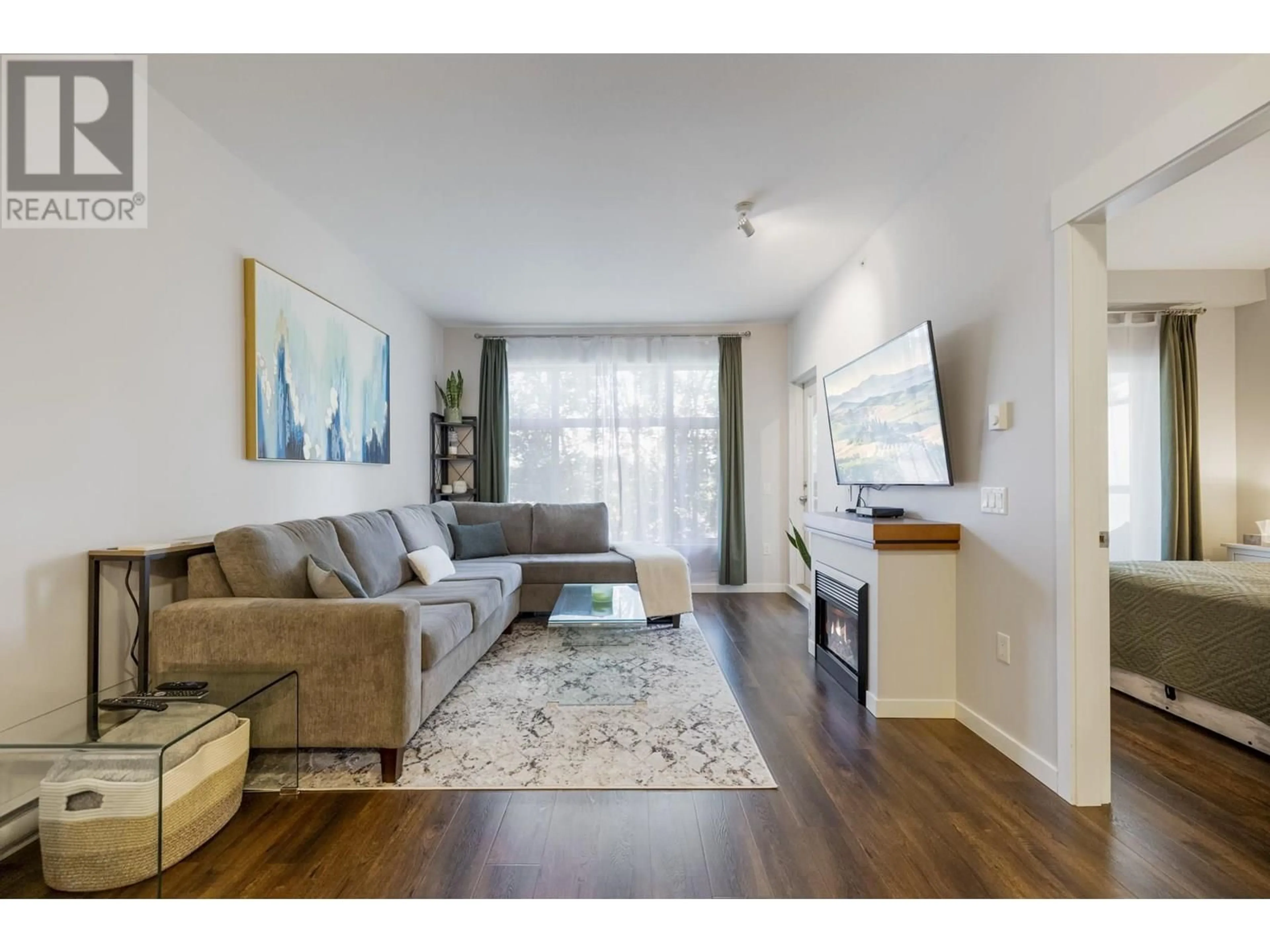 Living room with furniture, wood/laminate floor for 404 - 11950 HARRIS ROAD, Pitt Meadows British Columbia V3Y0B7