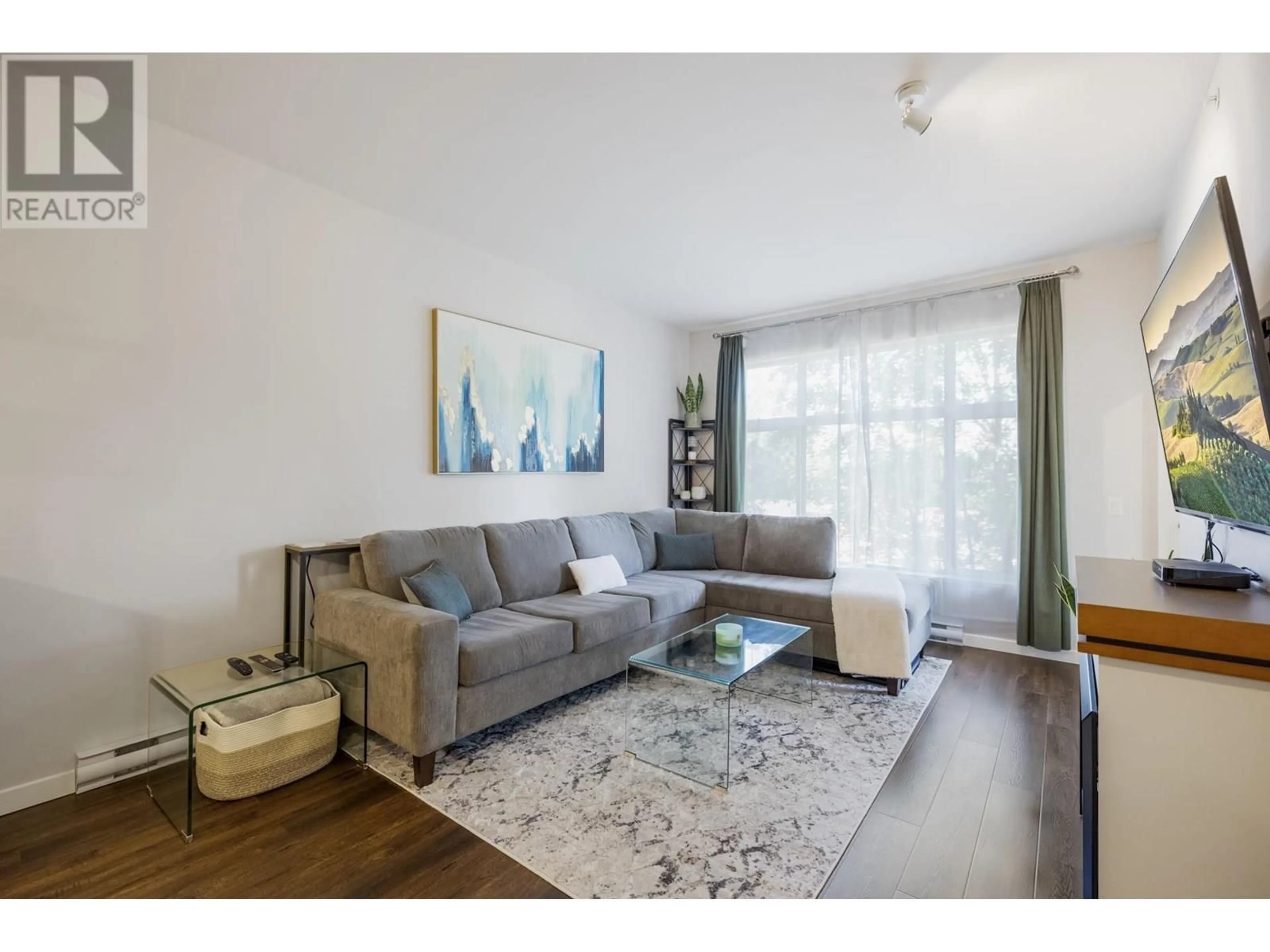 Living room with furniture, wood/laminate floor for 404 - 11950 HARRIS ROAD, Pitt Meadows British Columbia V3Y0B7