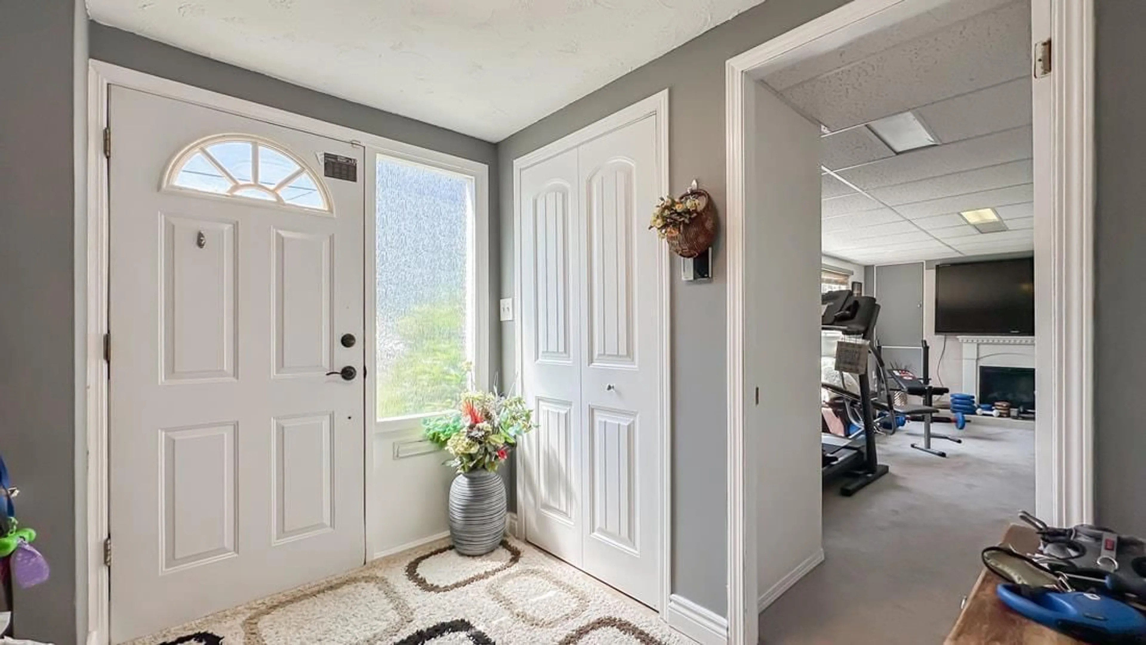 Indoor entryway for 11590 140A, Surrey British Columbia V3R3J3
