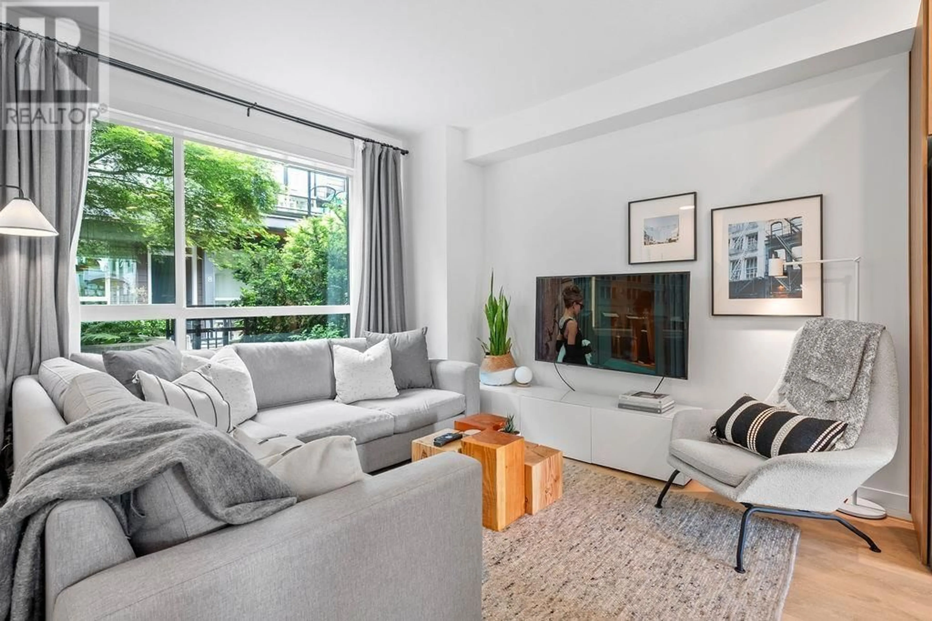 Living room with furniture, unknown for 16 - 533 3RD STREET, North Vancouver British Columbia V7L1G4