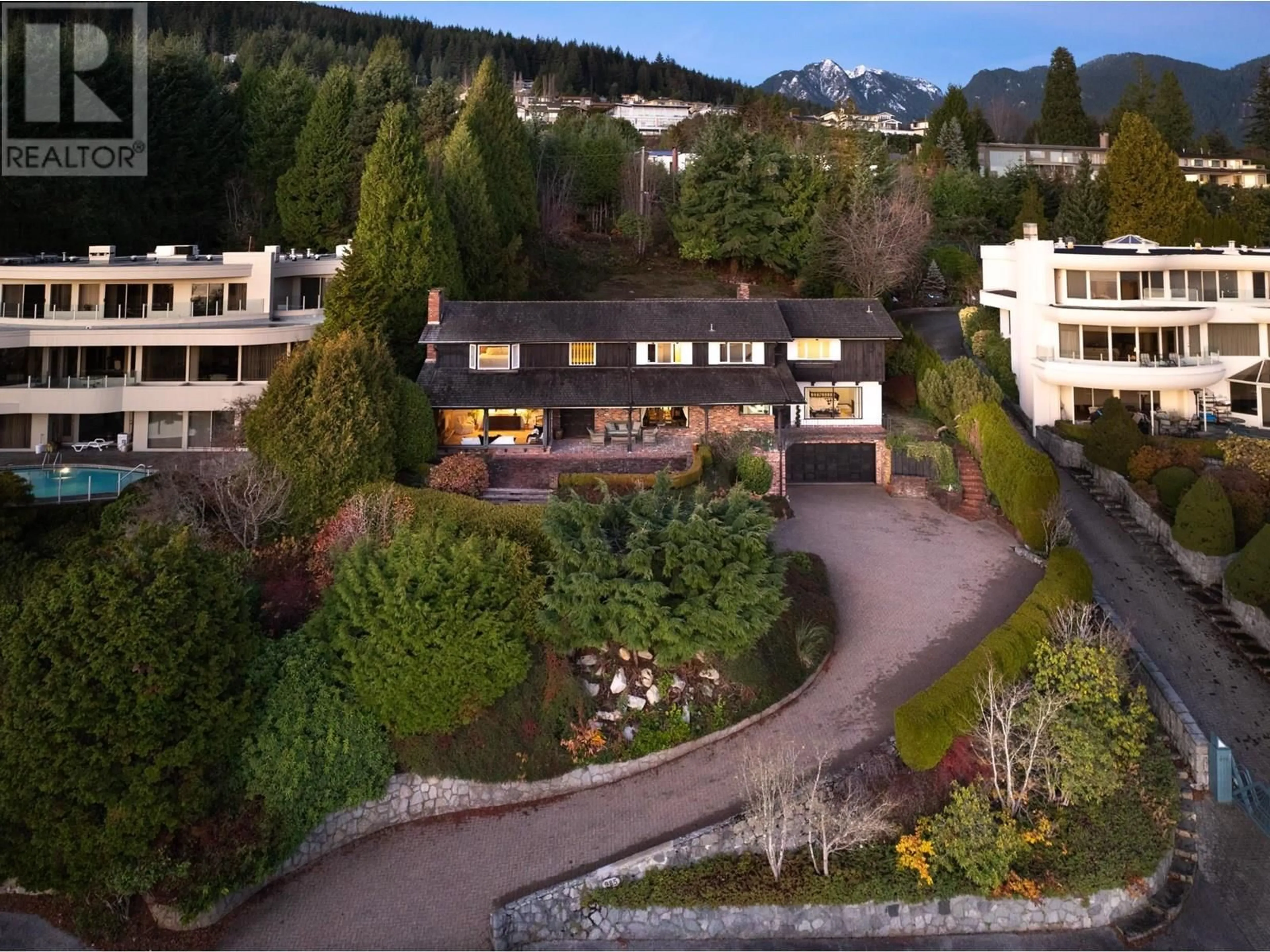 A pic from outside/outdoor area/front of a property/back of a property/a pic from drone, mountain view for 985 KING GEORGES WAY, West Vancouver British Columbia V7S1S6