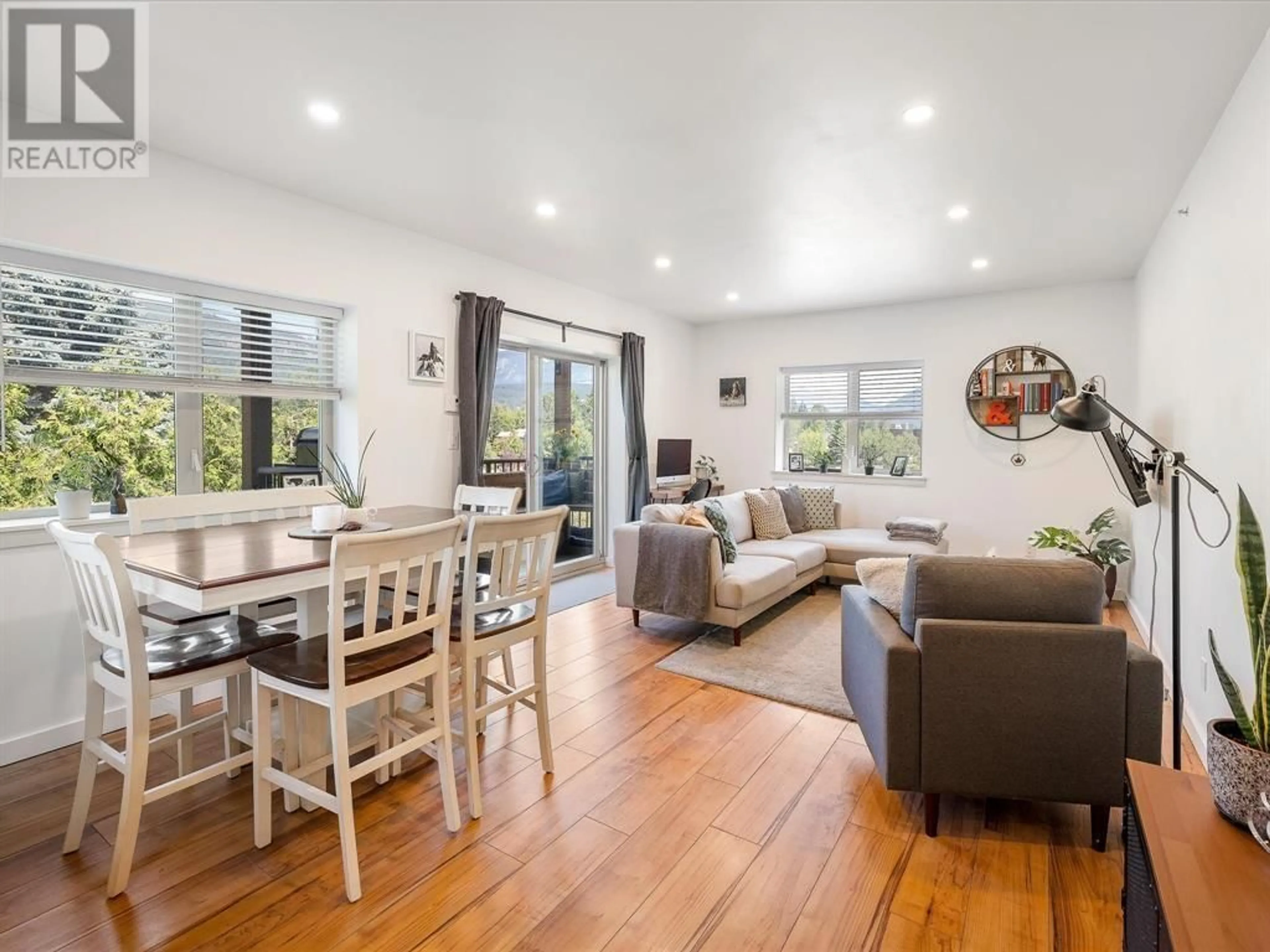 Living room with furniture, wood/laminate floor for 207 - 1411 PORTAGE ROAD, Pemberton British Columbia V0N2L1