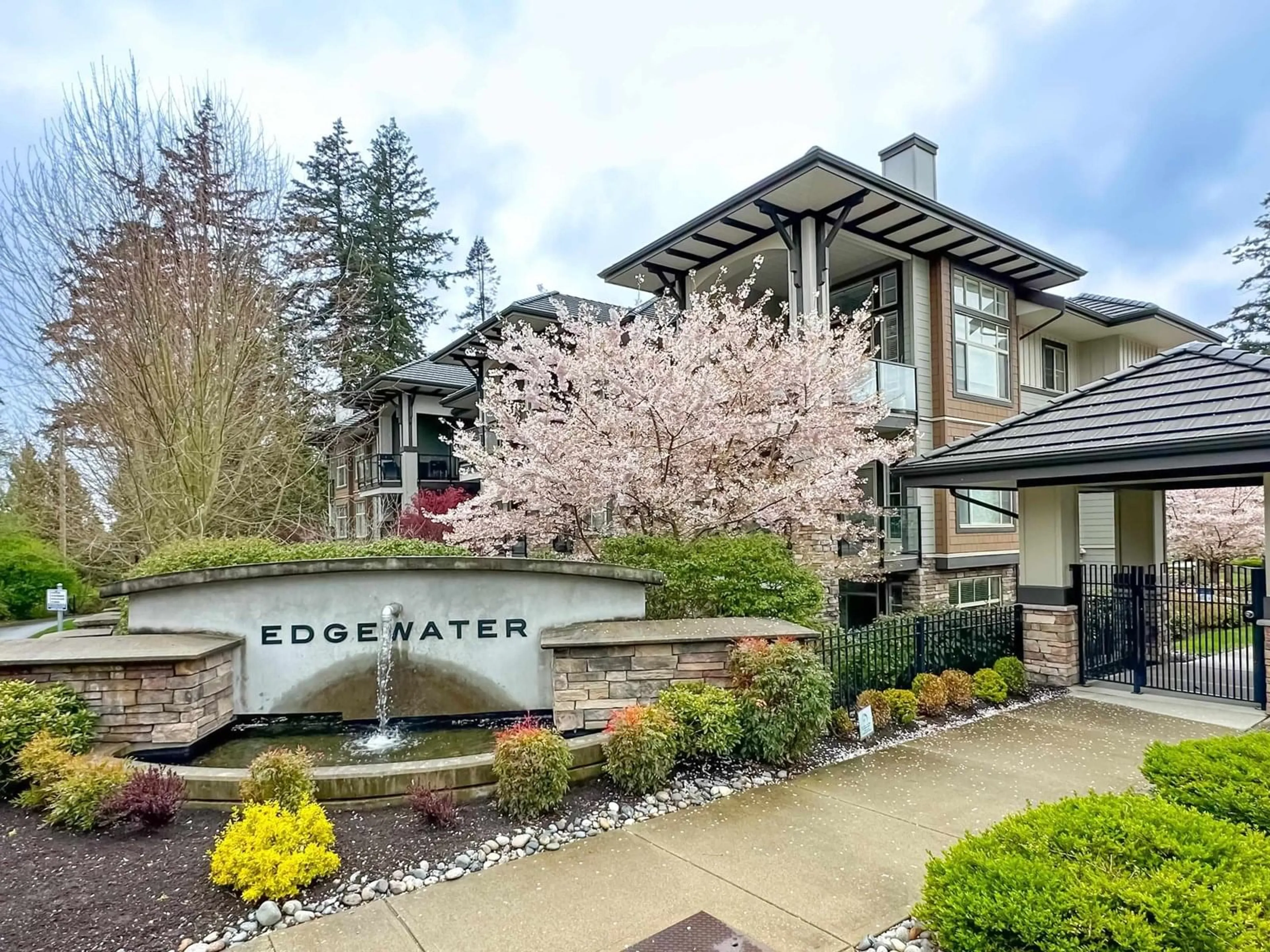 Indoor foyer for 310 - 15145 36, Surrey British Columbia V3Z4R3