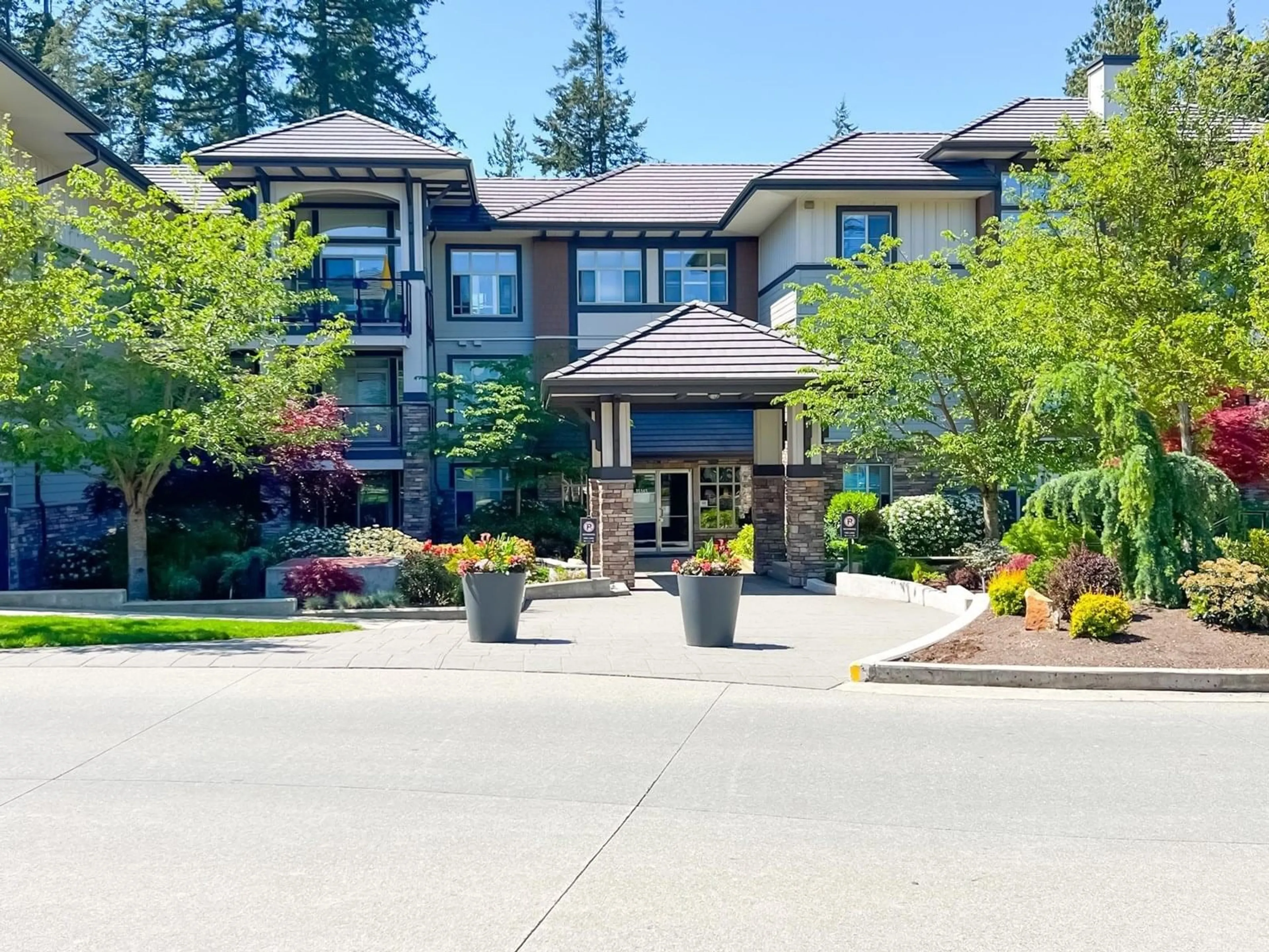 Indoor foyer for 310 - 15145 36, Surrey British Columbia V3Z4R3