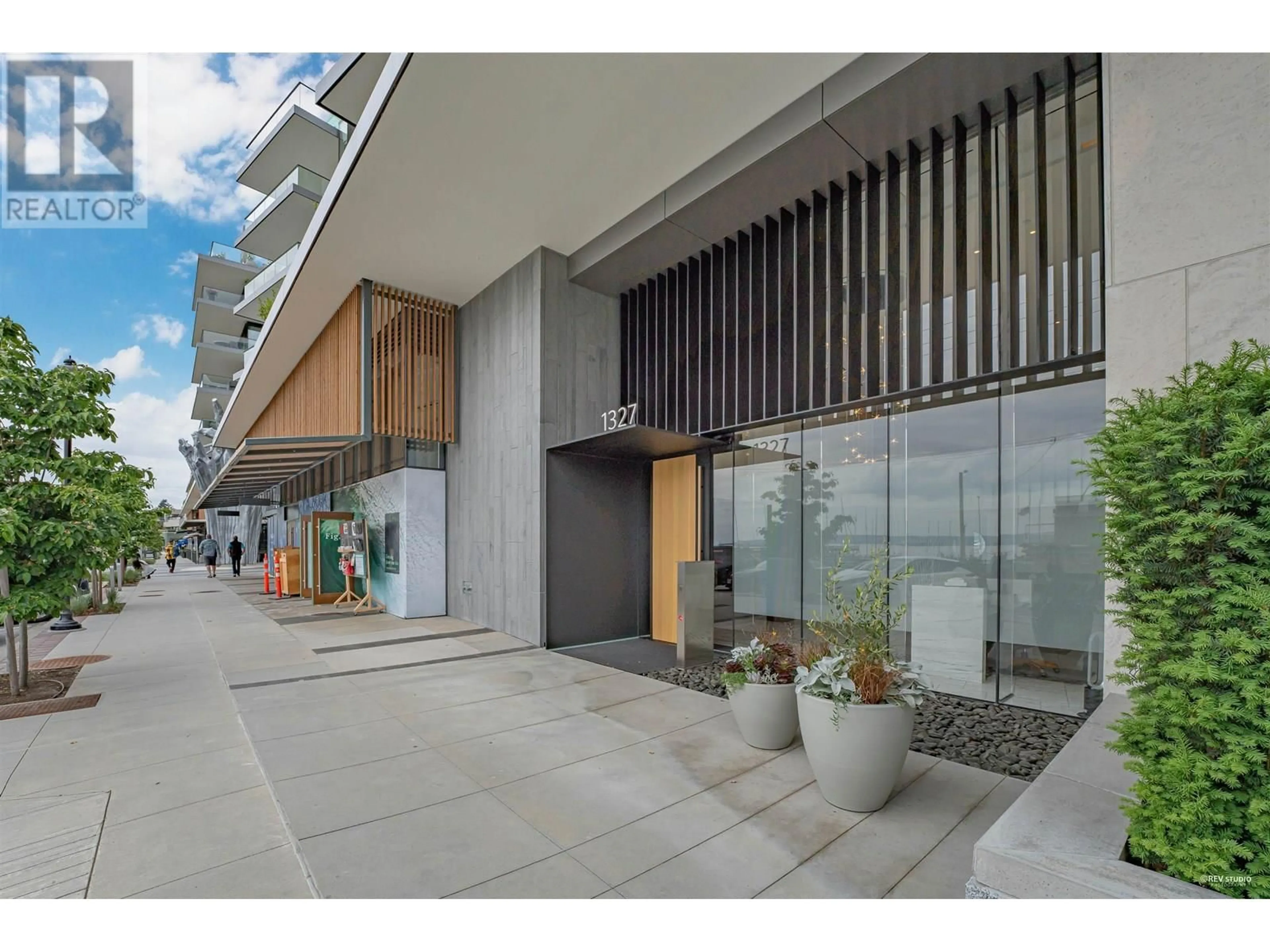 Indoor foyer for 404 - 1327 BELLEVUE AVENUE, West Vancouver British Columbia V7T0B9