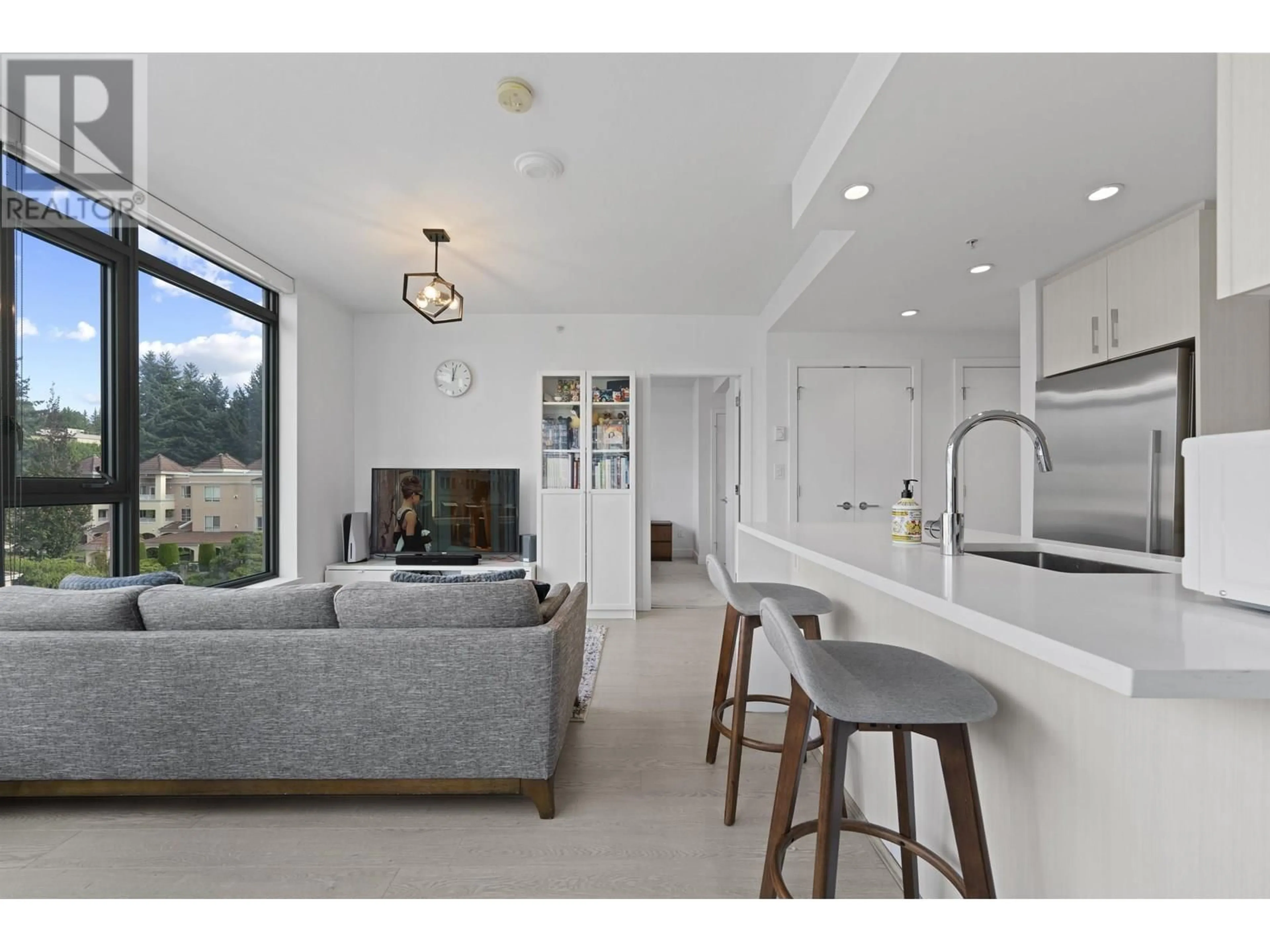 Open concept kitchen, ceramic/tile floor for 404 - 518 WHITING WAY, Coquitlam British Columbia V3J0H7