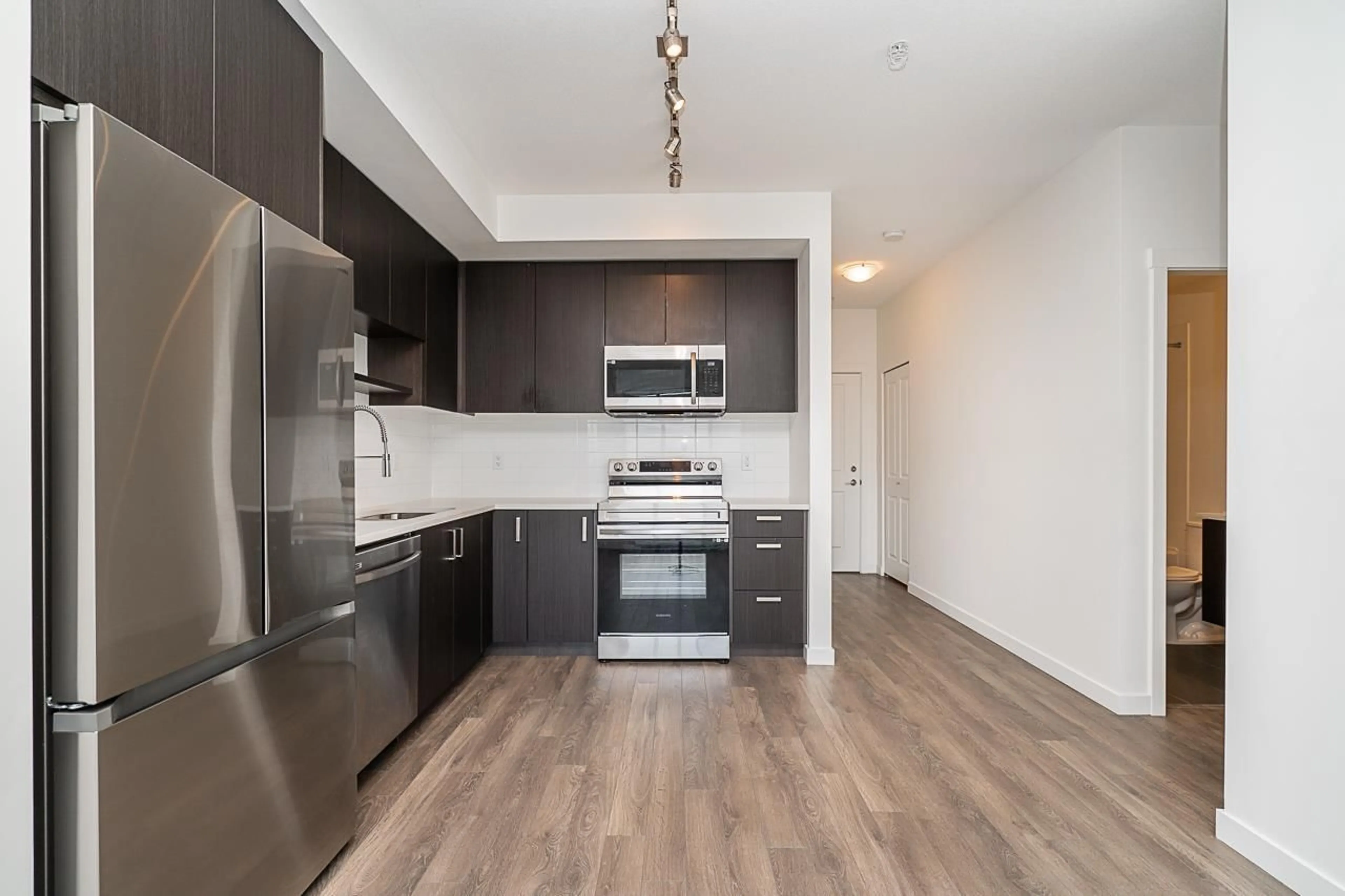 Standard kitchen, wood/laminate floor for 505 - 15858 FRASER, Surrey British Columbia V4N6X4