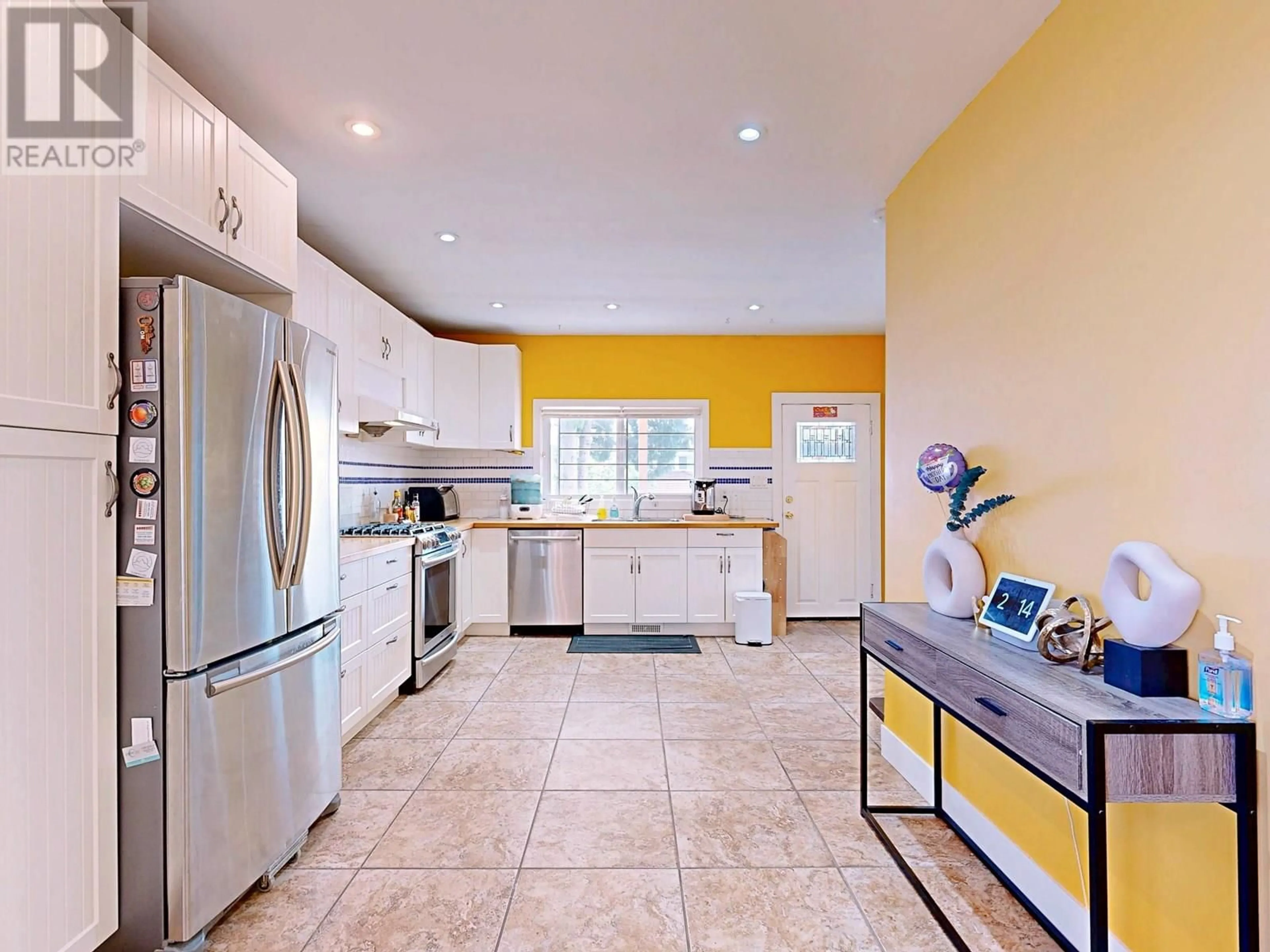 Open concept kitchen, ceramic/tile floor for 3232 43RD AVENUE, Vancouver British Columbia V5R2Z9