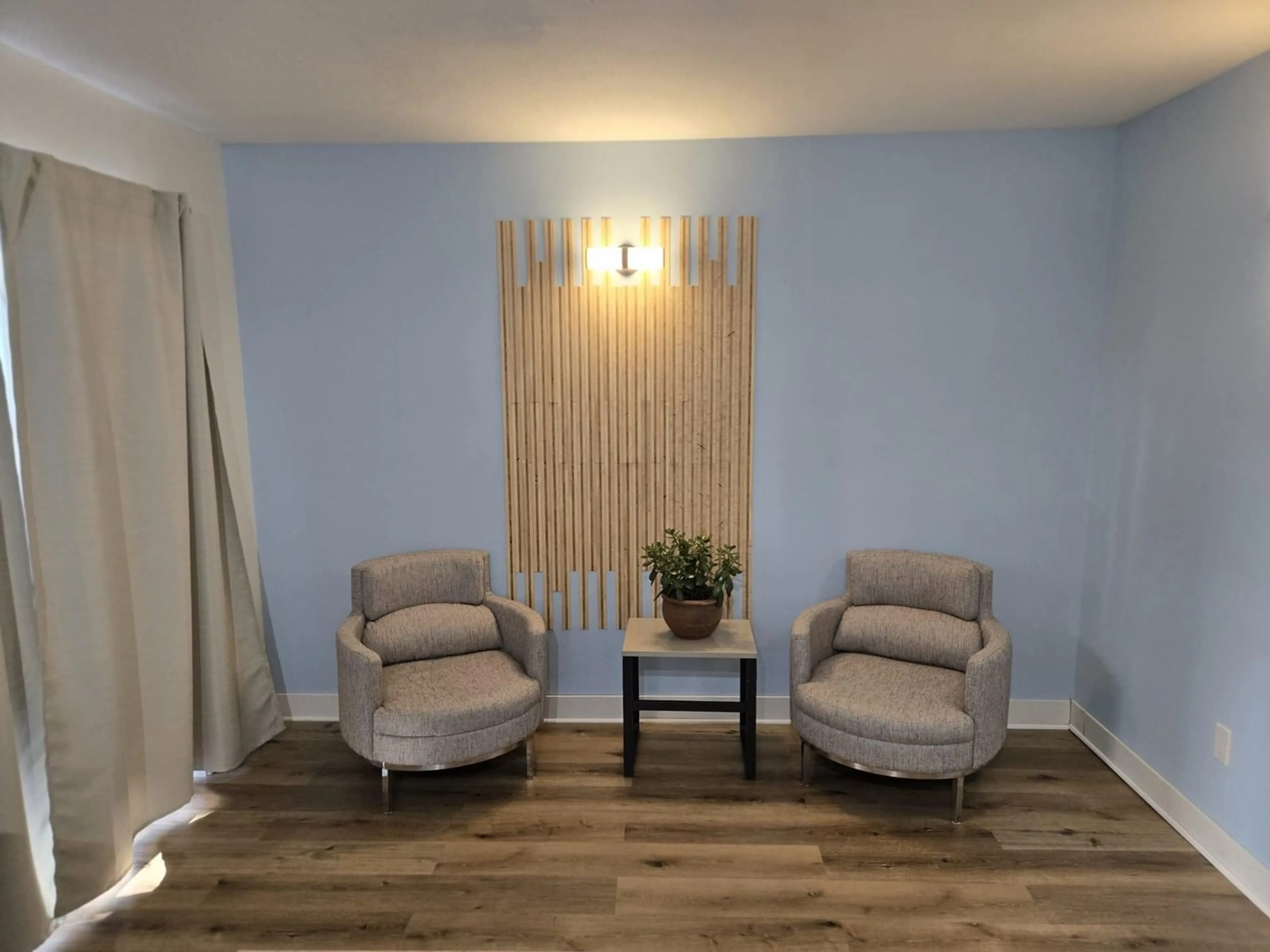 Living room with furniture, wood/laminate floor for 113 - 15153 98TH, Surrey British Columbia V3R9M8