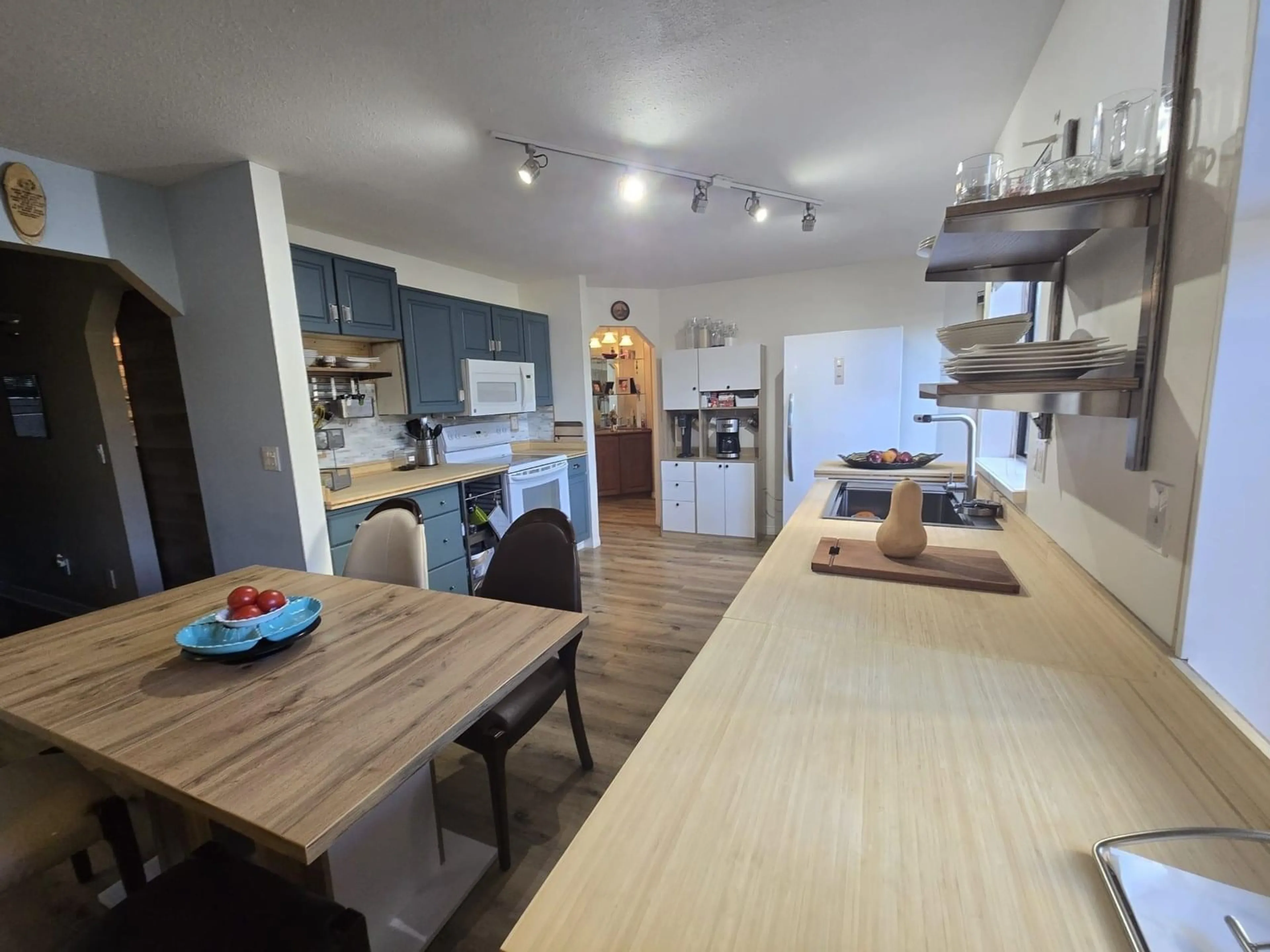 Open concept kitchen, wood/laminate floor for 113 - 15153 98TH, Surrey British Columbia V3R9M8