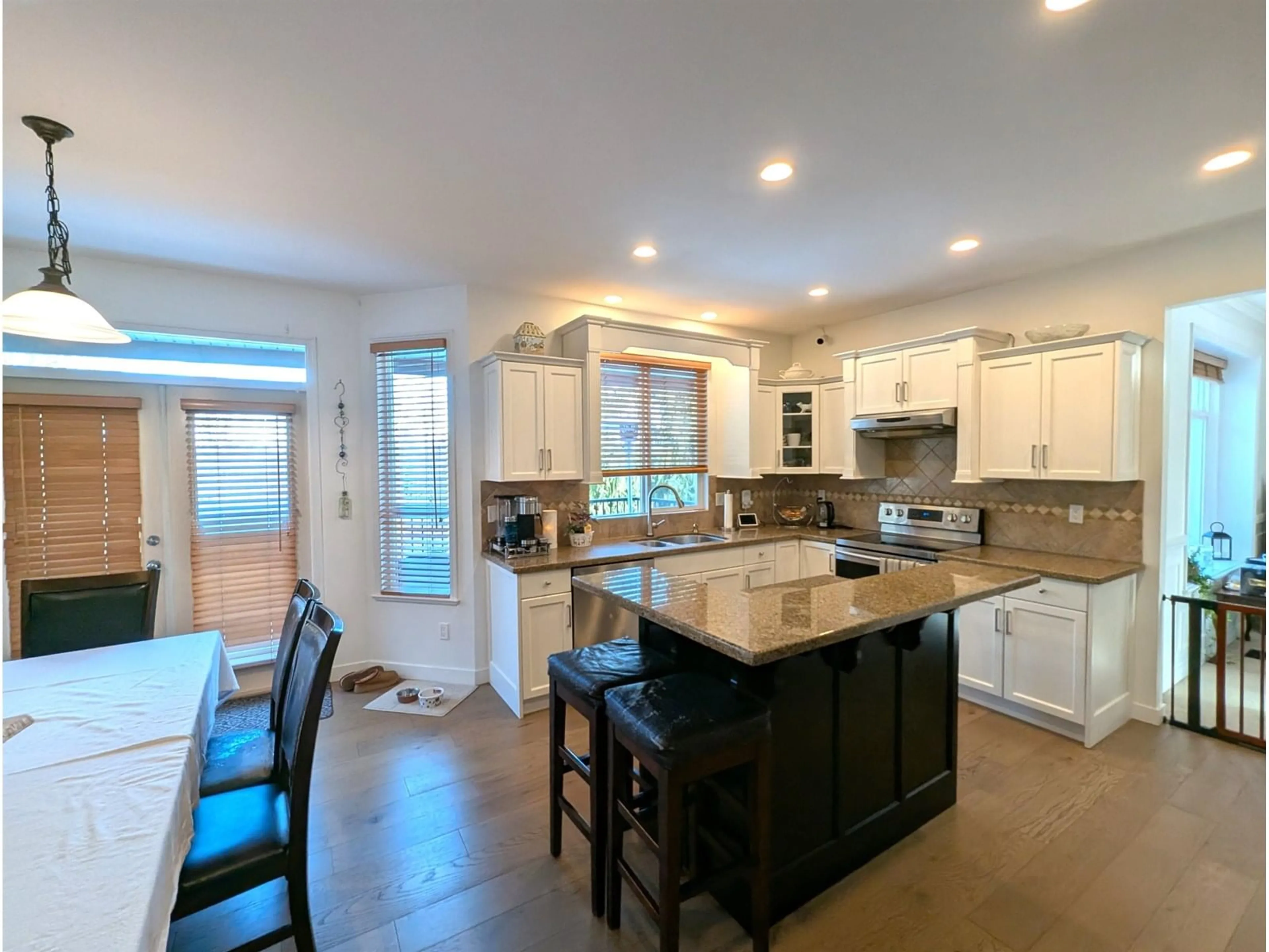 Open concept kitchen, ceramic/tile floor for 11082 168, Surrey British Columbia V4N5G6