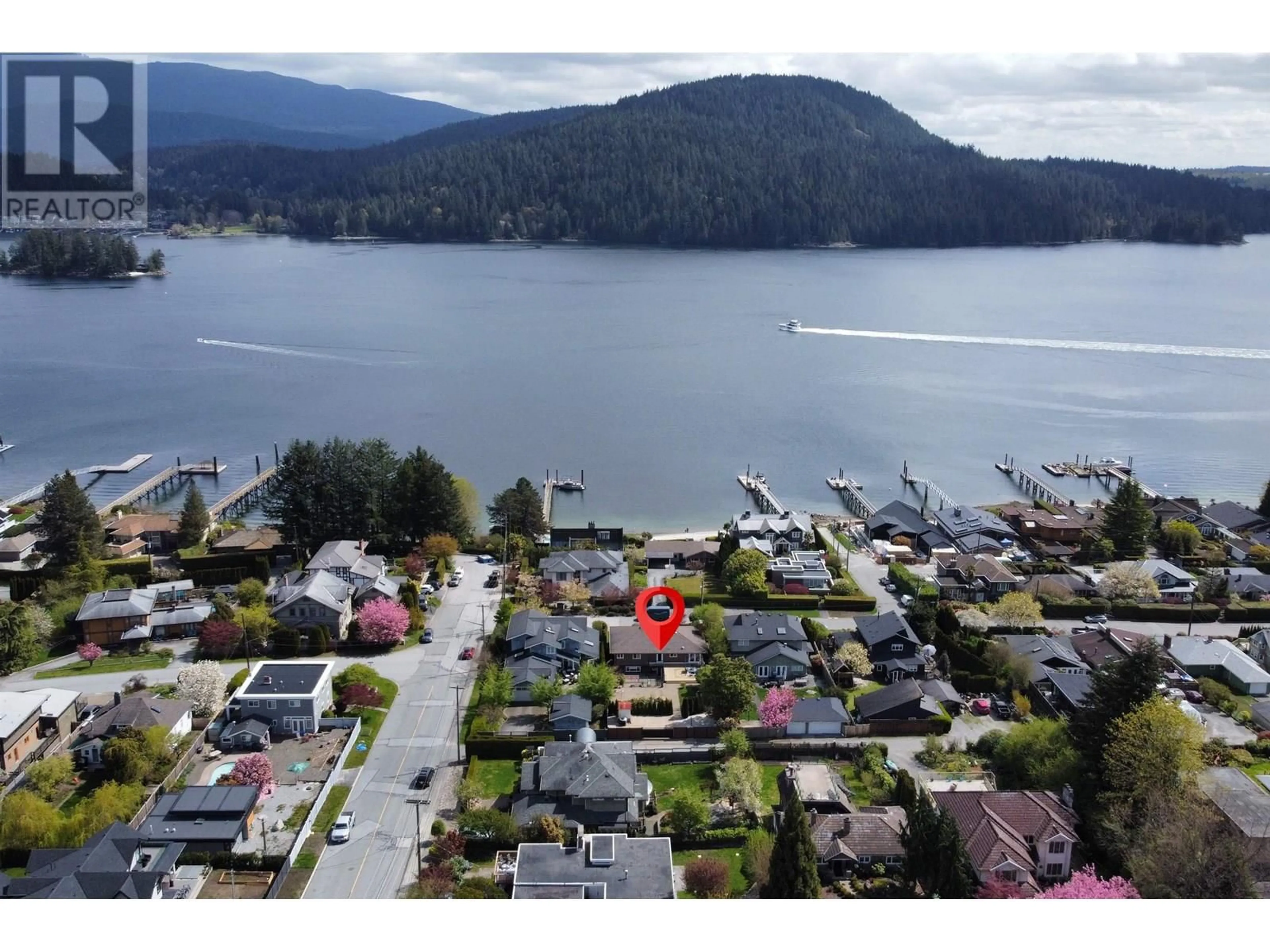A pic from outside/outdoor area/front of a property/back of a property/a pic from drone, water/lake/river/ocean view for 463 BEACHVIEW DRIVE, North Vancouver British Columbia V7G1P5