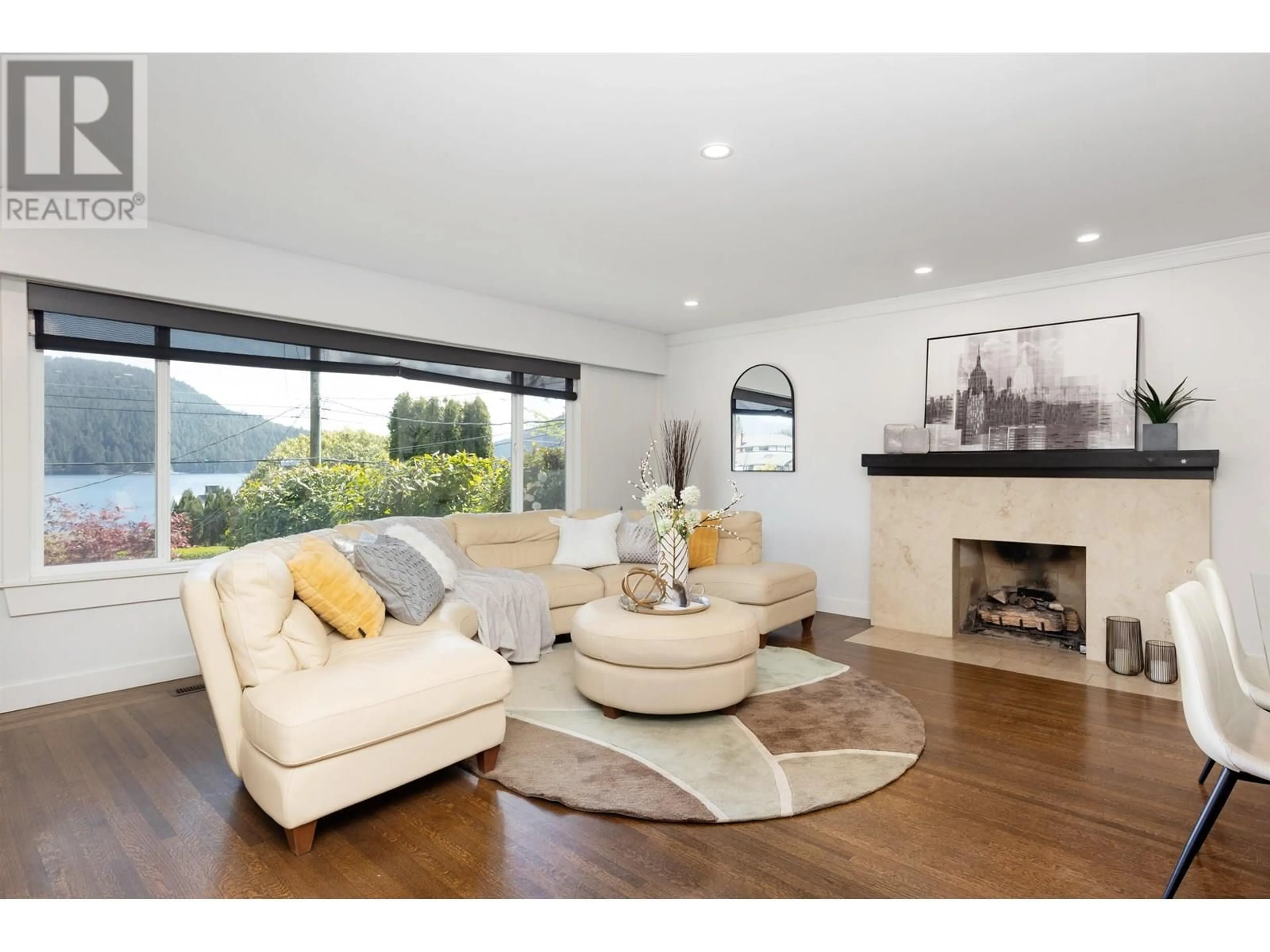 Living room with furniture, wood/laminate floor for 463 BEACHVIEW DRIVE, North Vancouver British Columbia V7G1P5