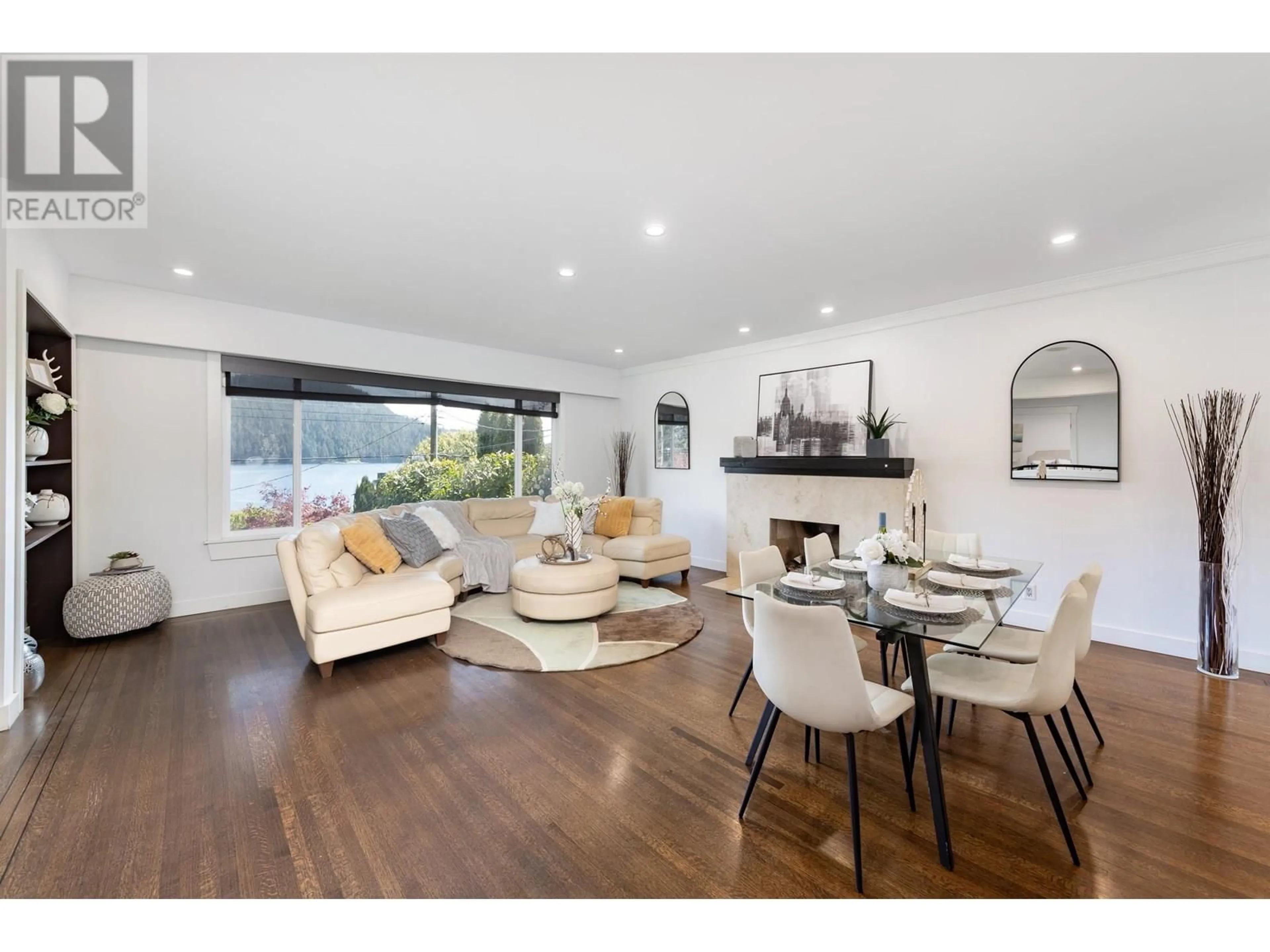 Living room with furniture, wood/laminate floor for 463 BEACHVIEW DRIVE, North Vancouver British Columbia V7G1P5