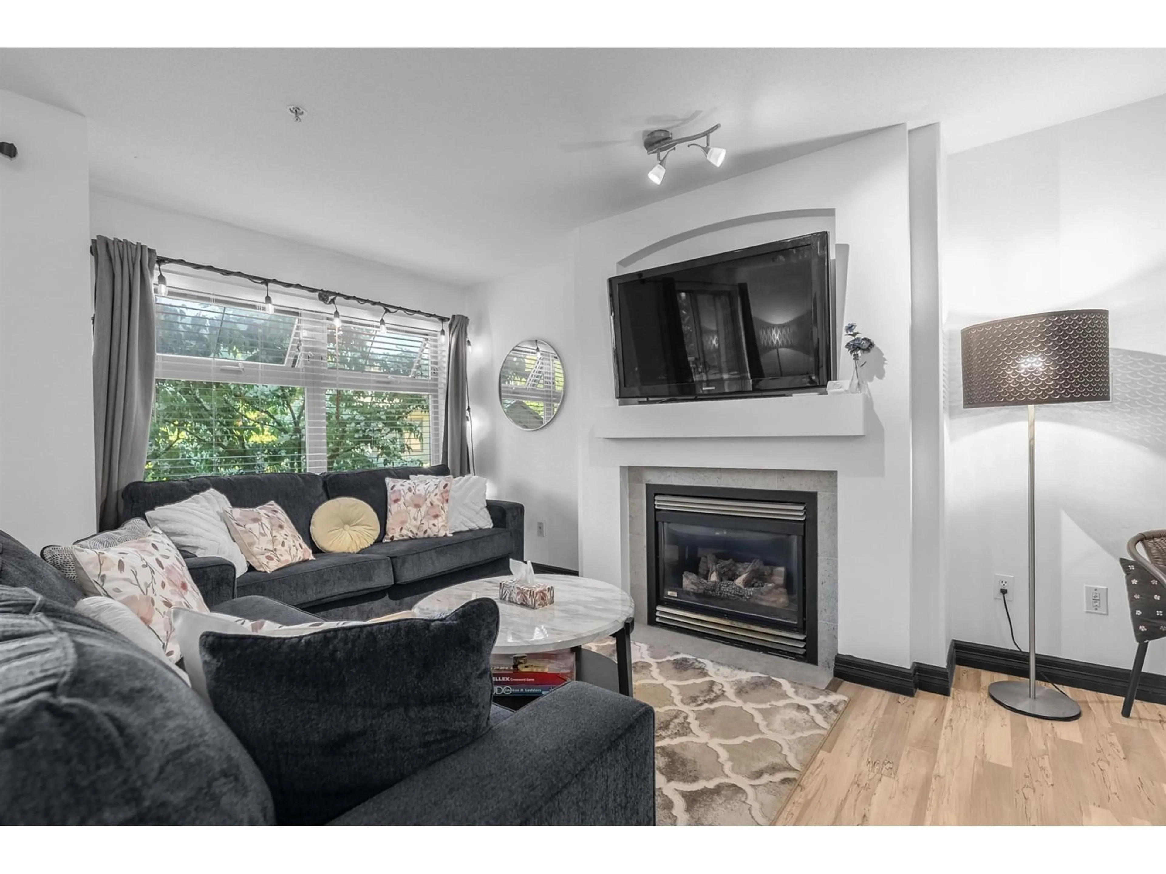 Living room with furniture, wood/laminate floor for 201 - 15220 GUILDFORD, Surrey British Columbia V3R0Y6