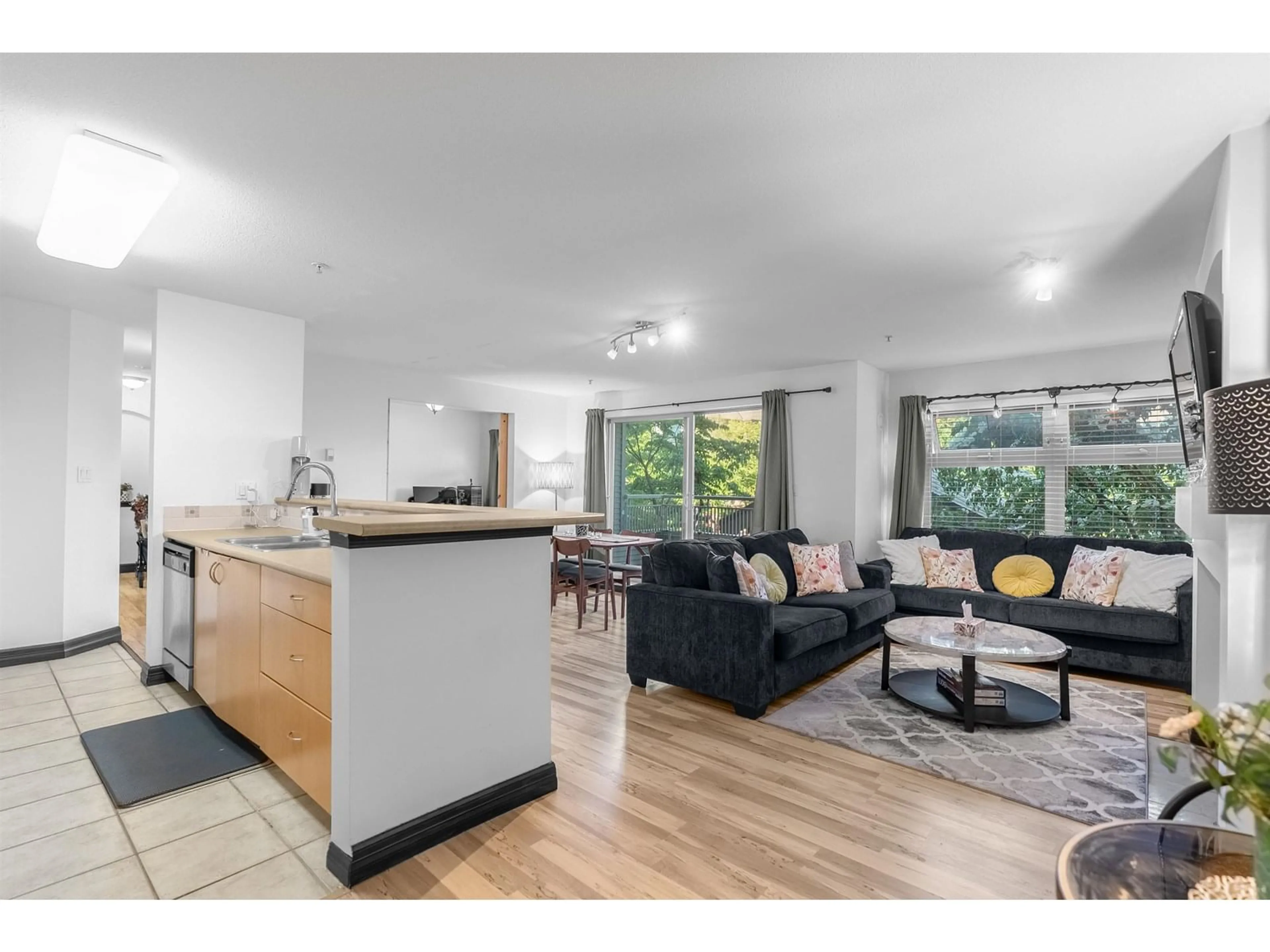 Open concept kitchen, wood/laminate floor for 201 - 15220 GUILDFORD, Surrey British Columbia V3R0Y6