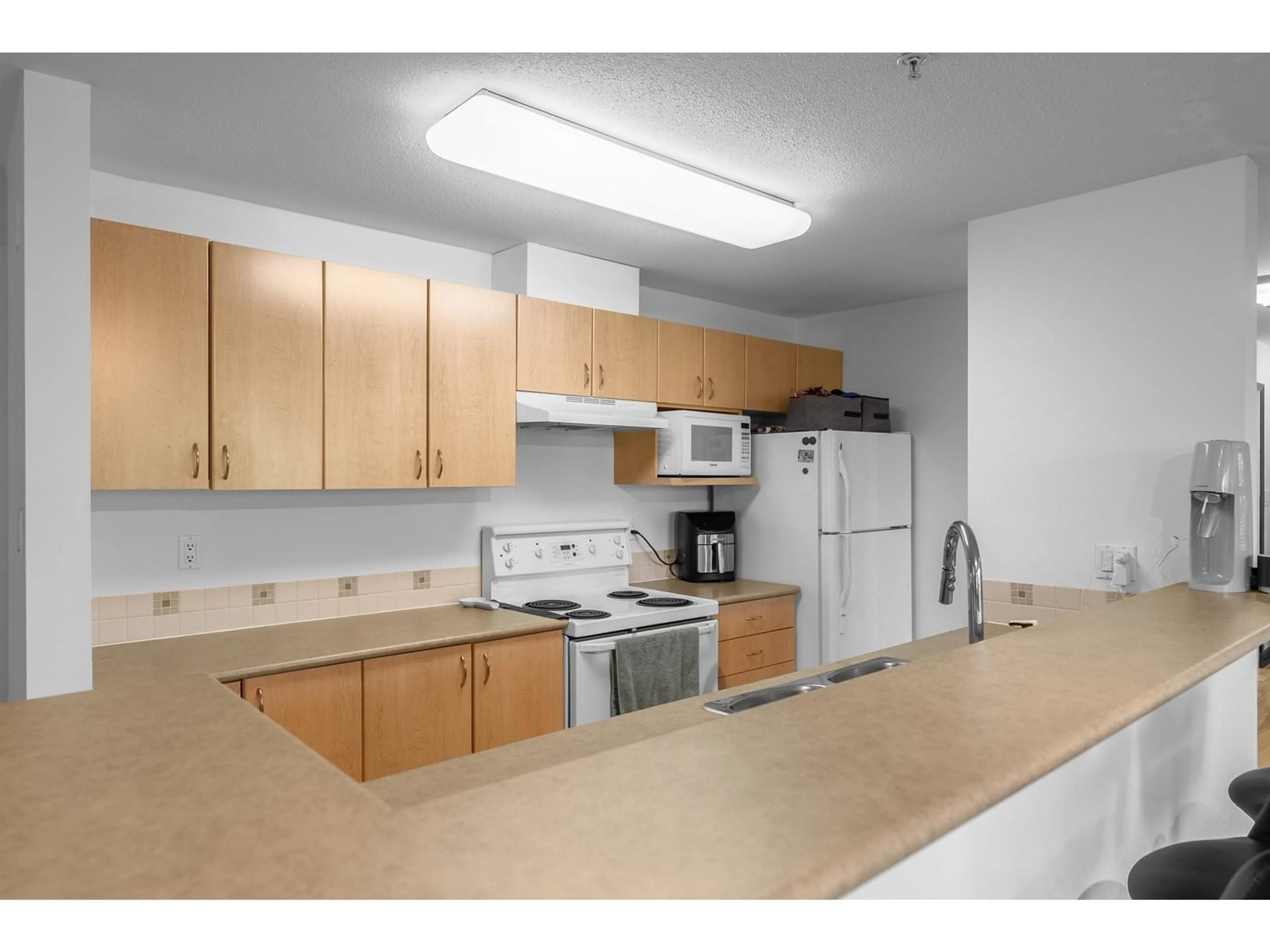 Standard kitchen, unknown for 201 - 15220 GUILDFORD, Surrey British Columbia V3R0Y6