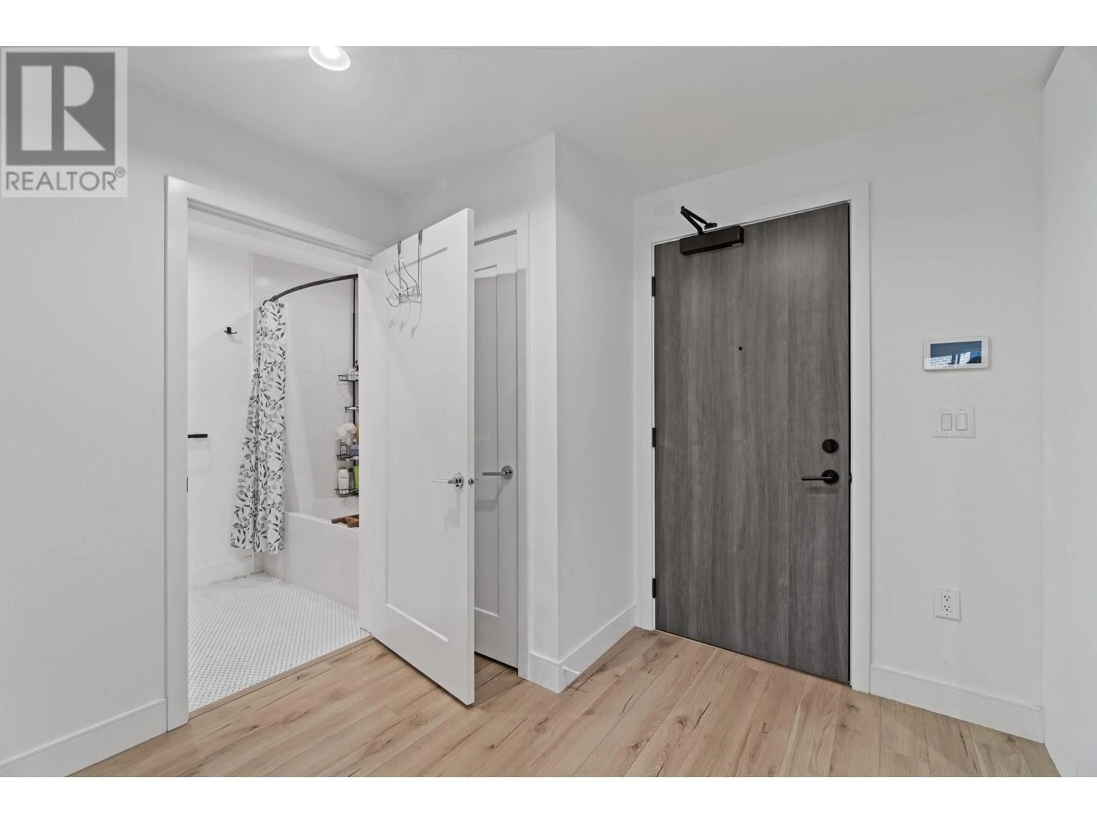 Indoor entryway for 221 - 3131 MURRAY STREET, Port Moody British Columbia V3H0L9