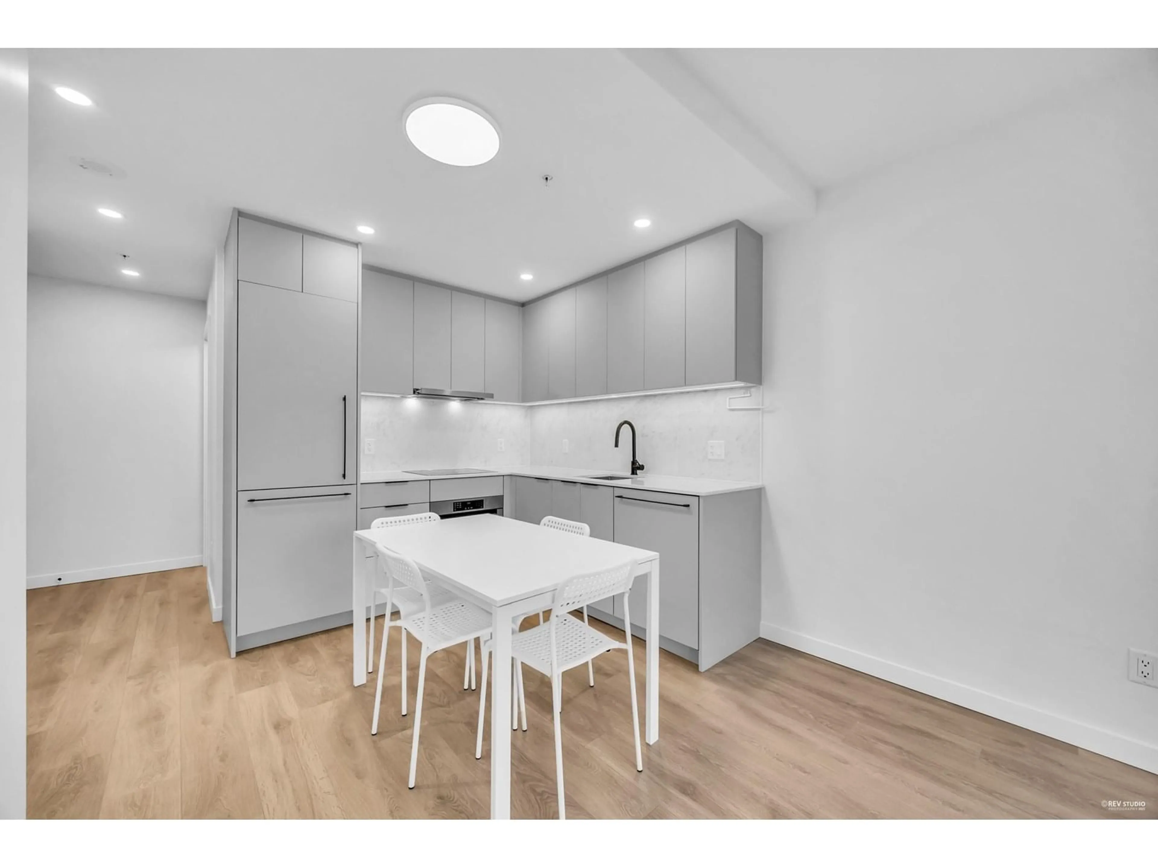 Standard kitchen, wood/laminate floor for 2207 - 13685 102, Surrey British Columbia V3T1N7