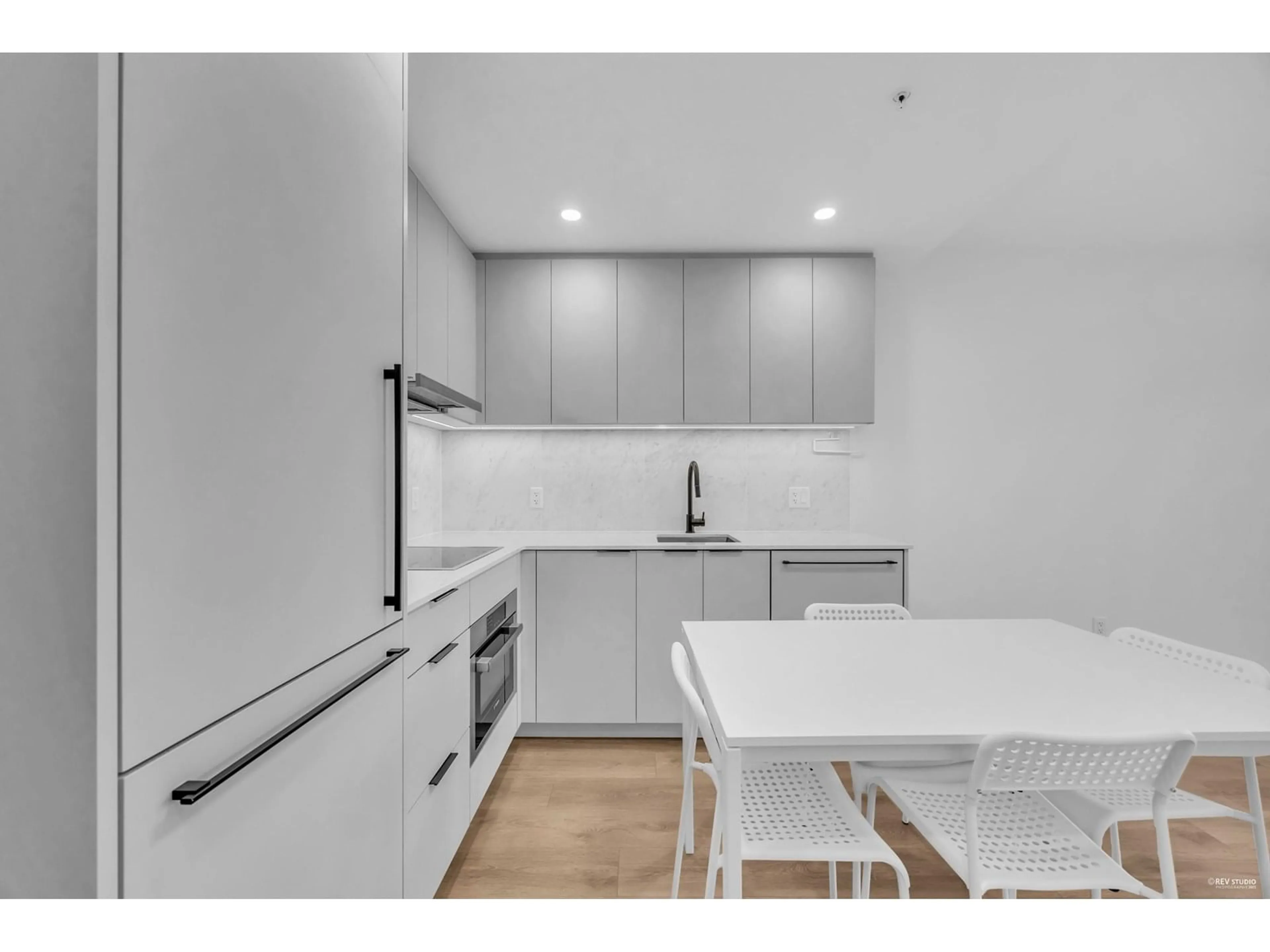 Standard kitchen, wood/laminate floor for 2207 - 13685 102, Surrey British Columbia V3T1N7