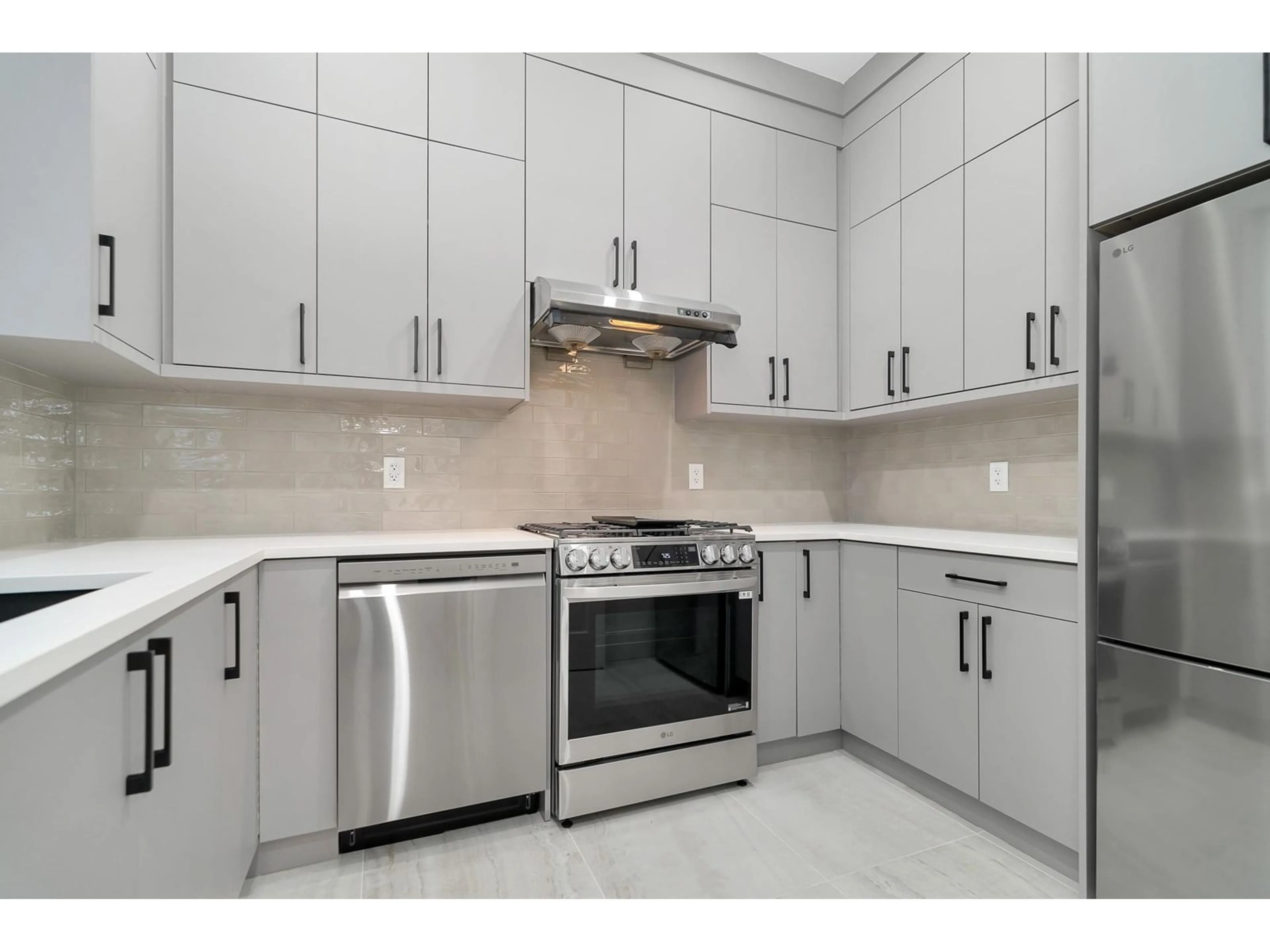 Standard kitchen, ceramic/tile floor for 17226 59, Surrey British Columbia V3S3Z6