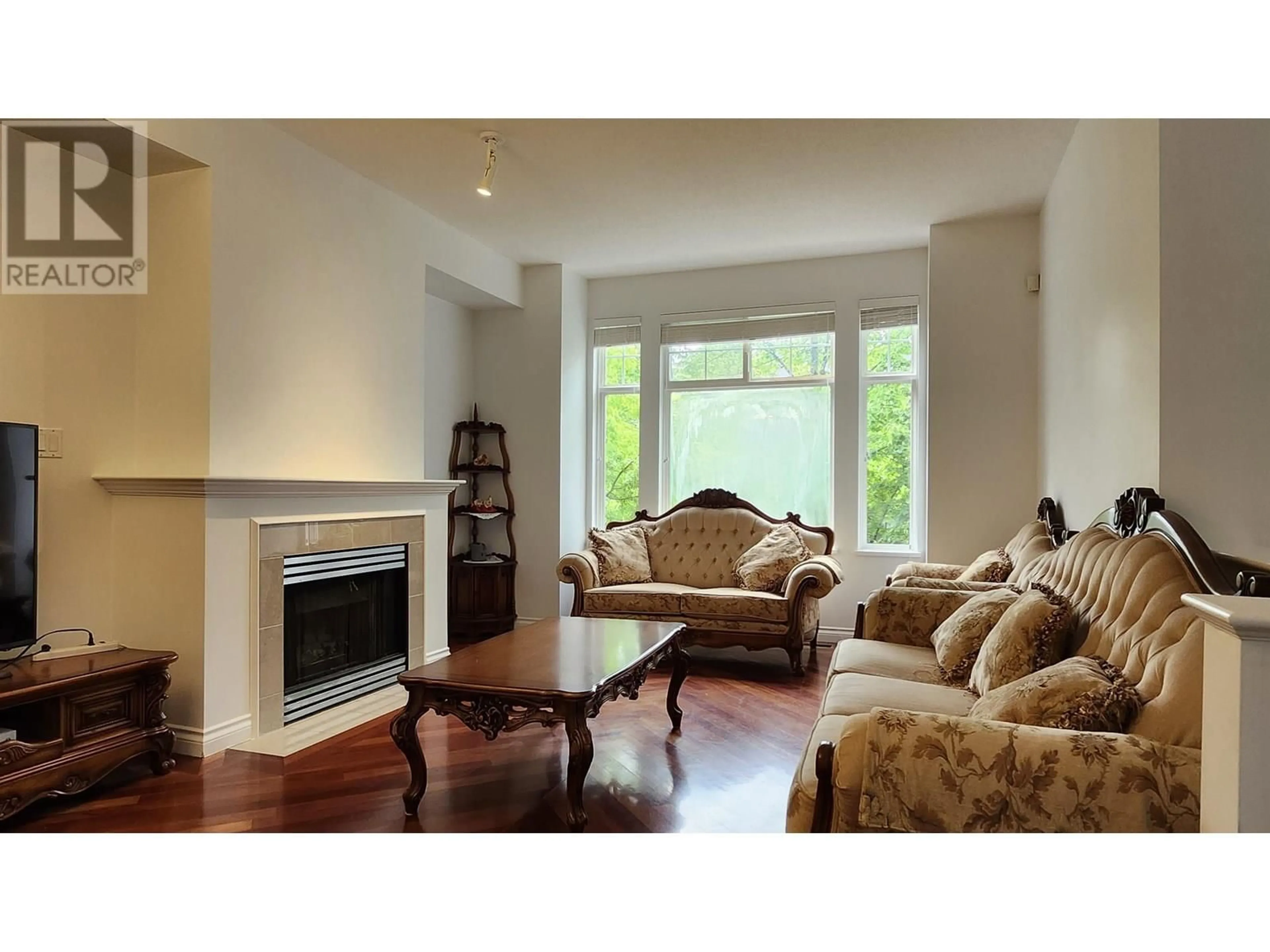 Living room with furniture, wood/laminate floor for 68 - 6888 ROBSON DRIVE, Richmond British Columbia V7C5T6