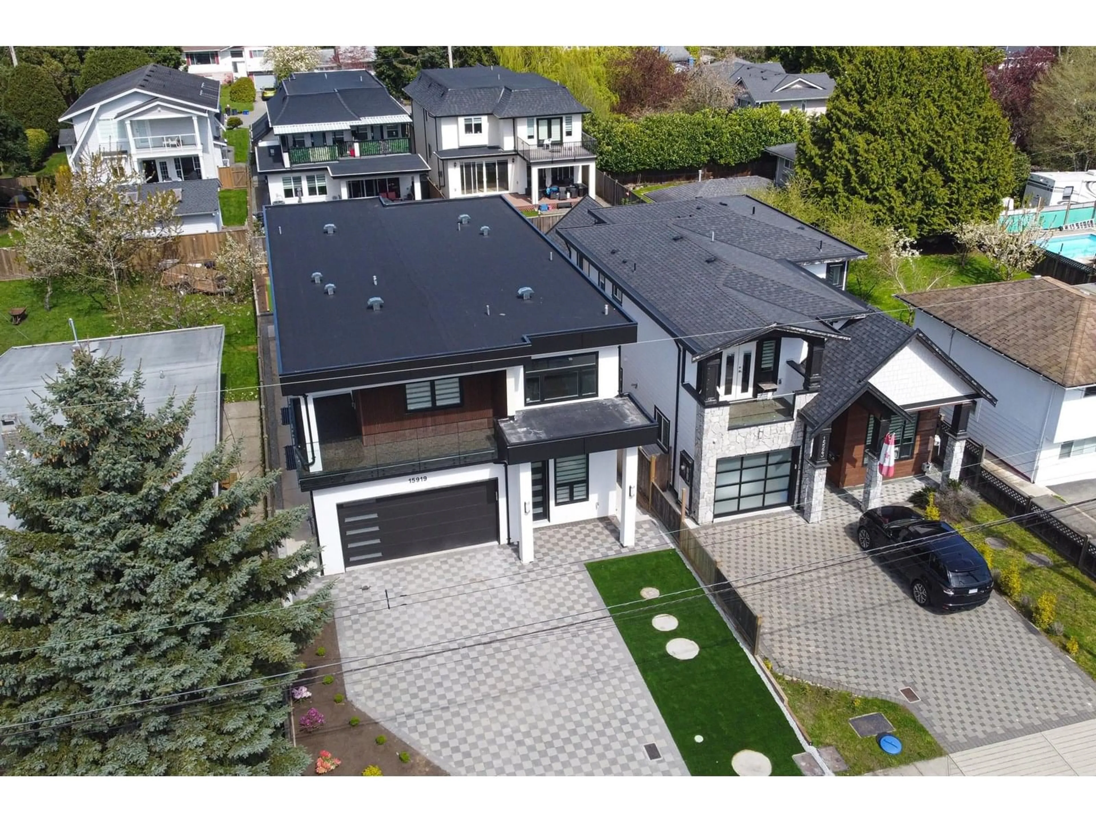 A pic from outside/outdoor area/front of a property/back of a property/a pic from drone, street for 15919 RUSSELL, White Rock British Columbia V4B2S6