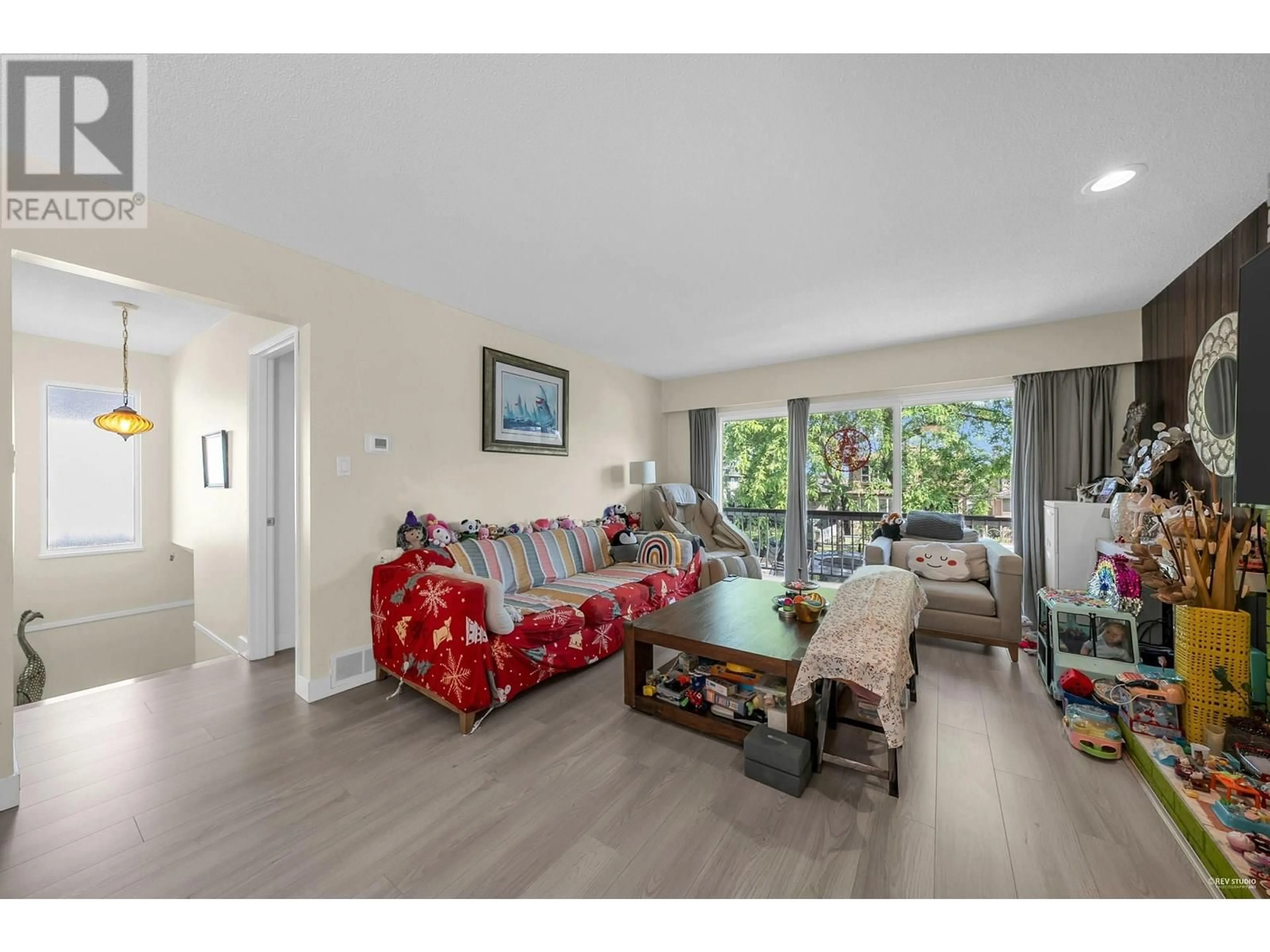 Living room with furniture, wood/laminate floor for 2086 40TH AVENUE, Vancouver British Columbia V5P1J3