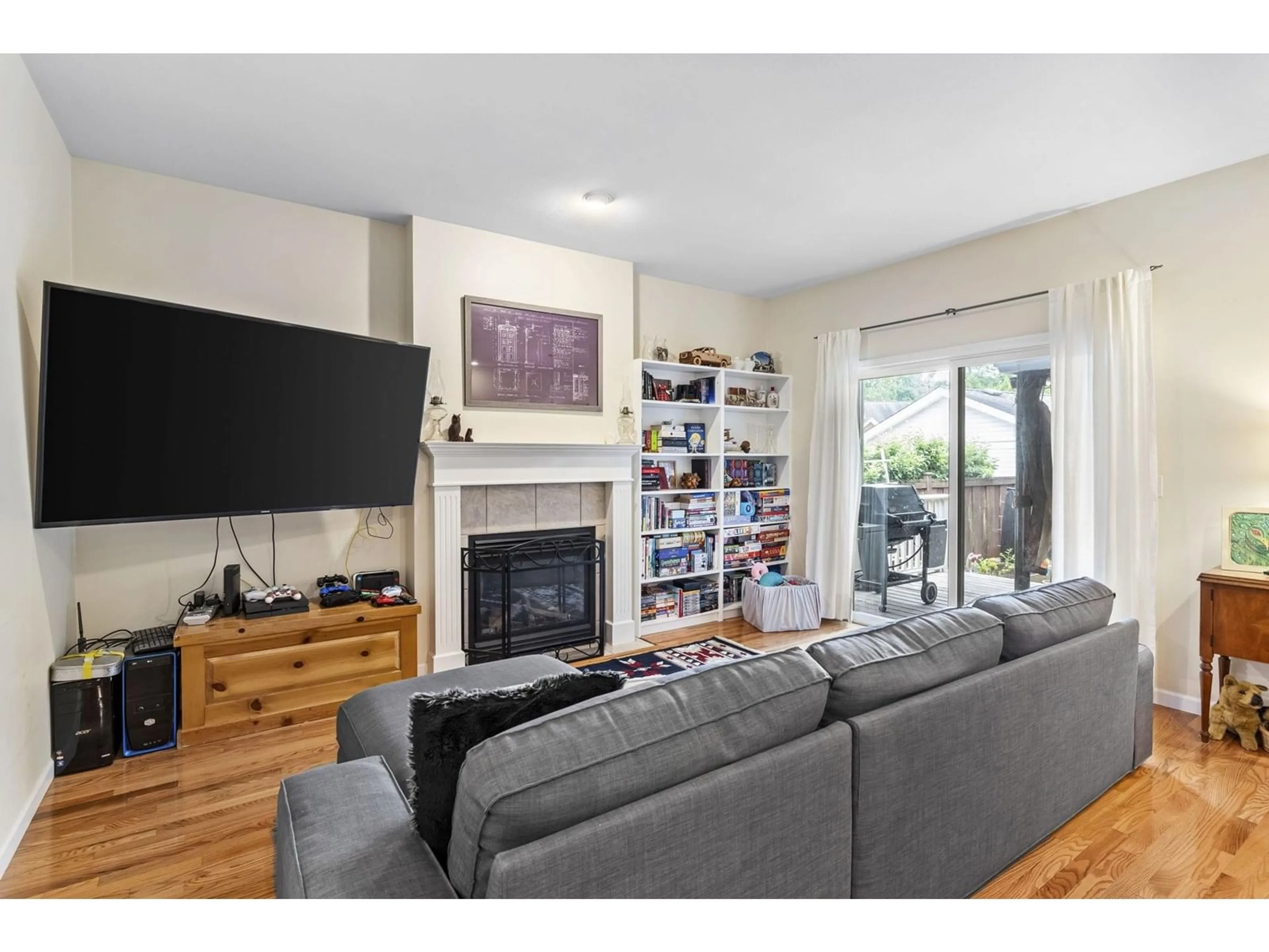 Living room with furniture, wood/laminate floor for 4361 ATWOOD, Abbotsford British Columbia V3G2Y7