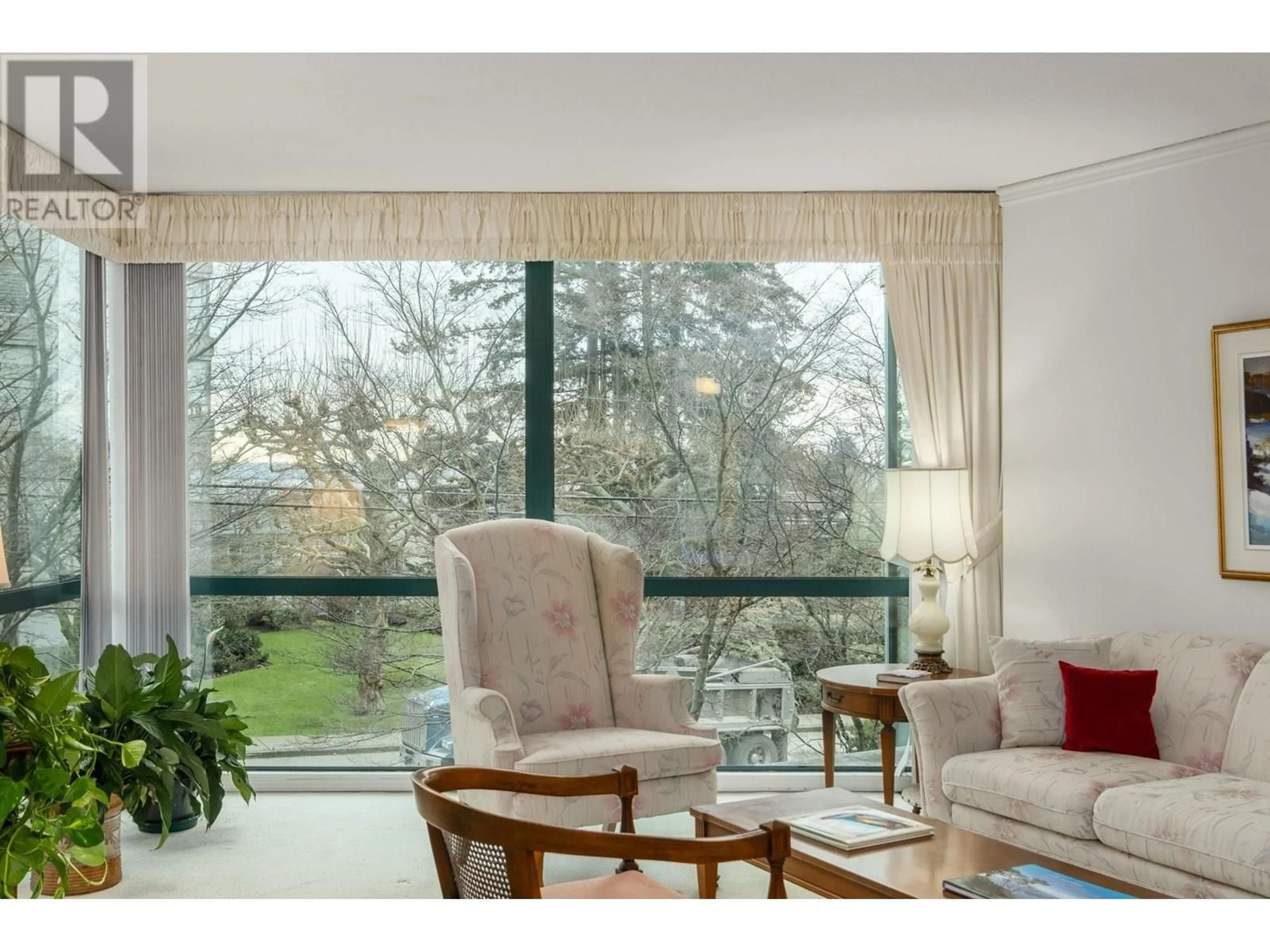 Living room with furniture, wood/laminate floor for 101 - 1427 DUCHESS AVENUE, West Vancouver British Columbia V7T1H7