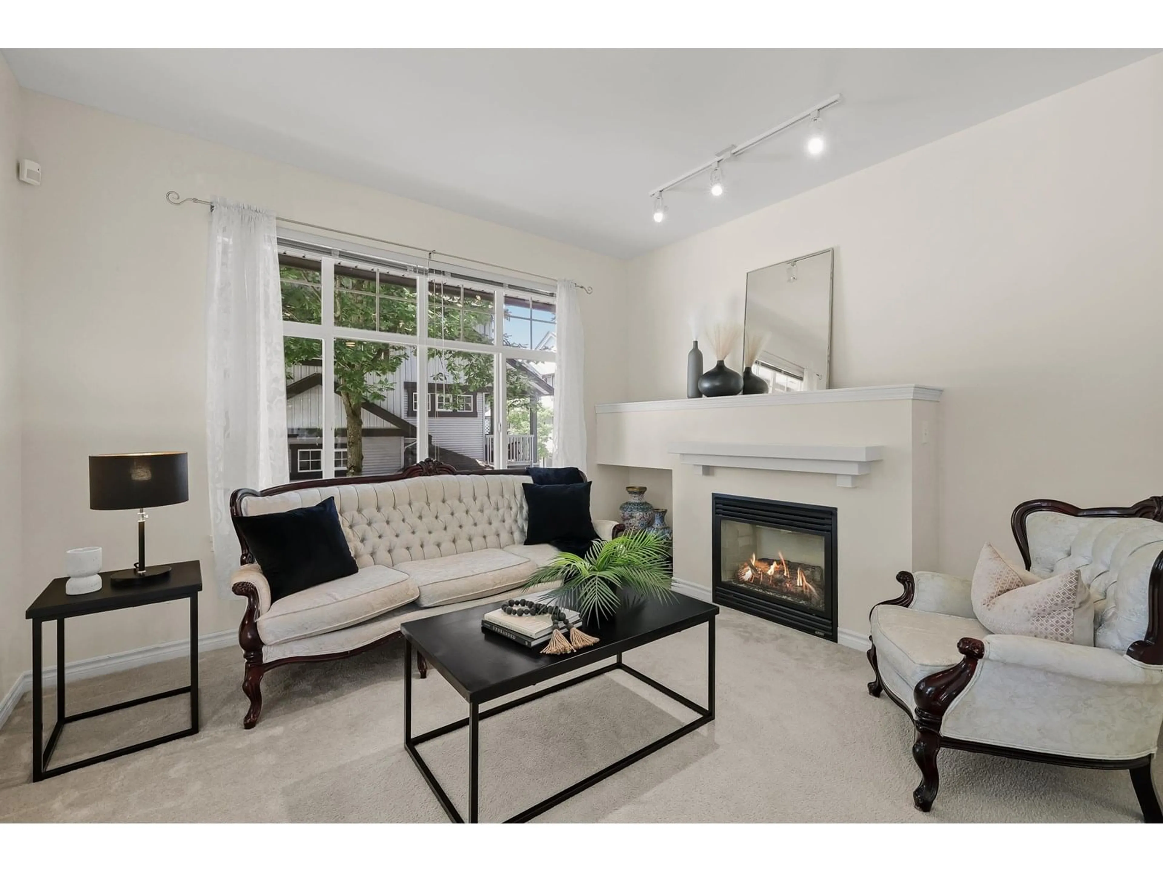 Living room with furniture, unknown for 1 - 18839 69, Surrey British Columbia V4N5S7