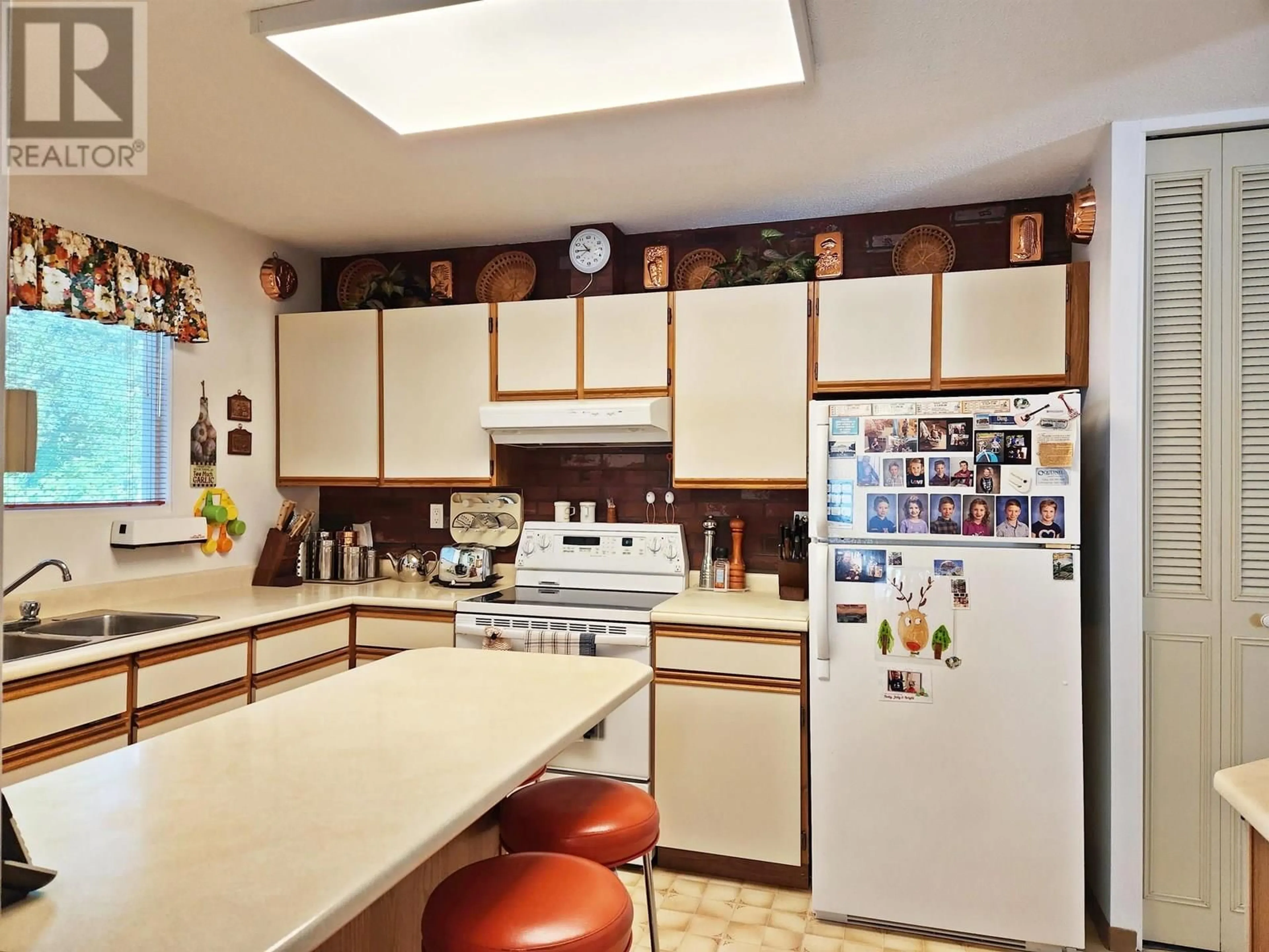 Standard kitchen, ceramic/tile floor for 571 PERRY STREET, Quesnel British Columbia V2J1P1