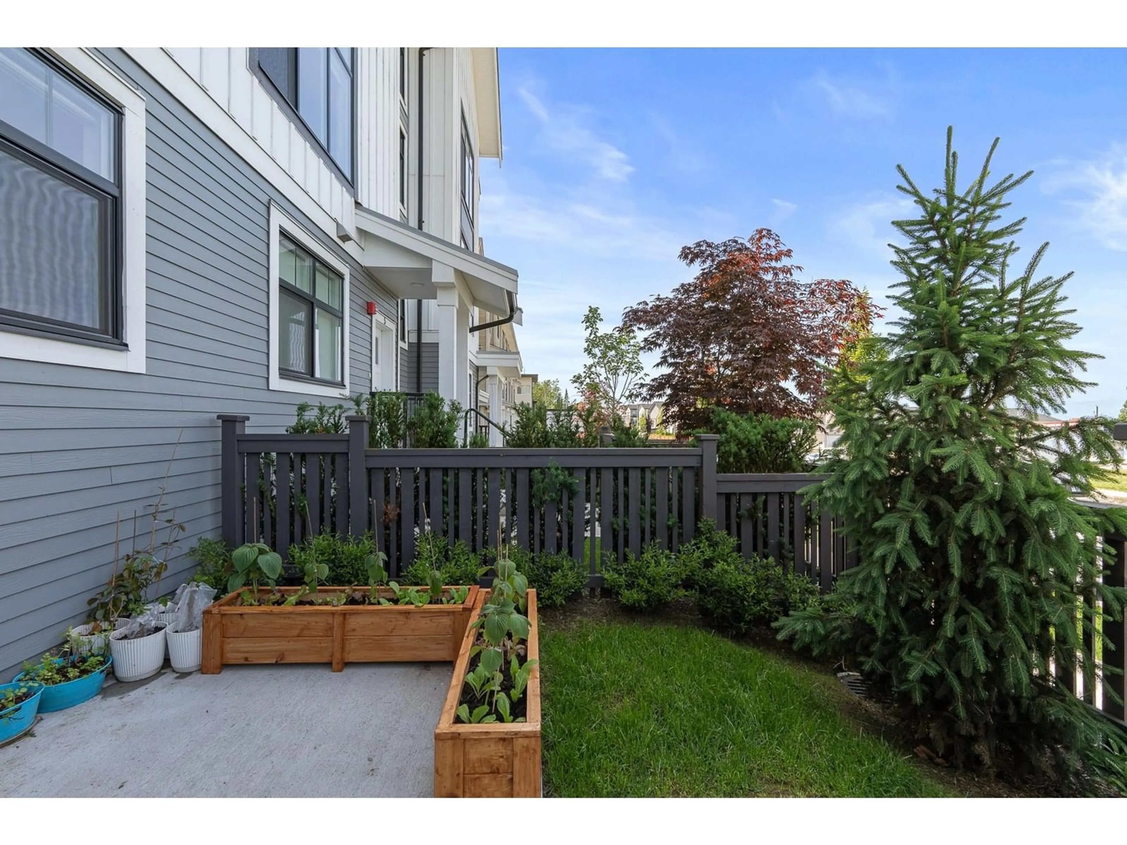 Patio, street for 4 - 20164 81A, Langley British Columbia V2Y3W5