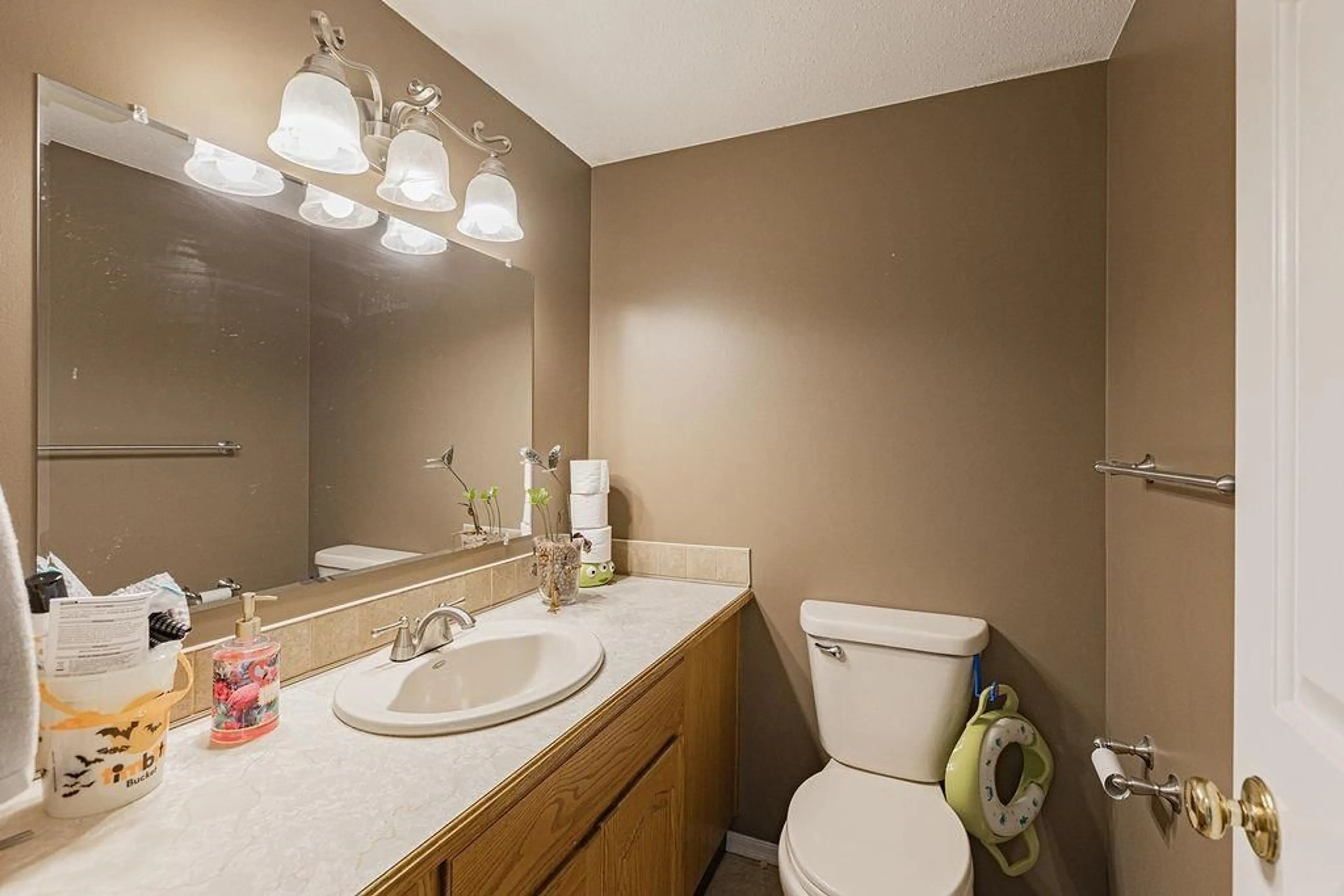 Standard bathroom, unknown for 3373 196A, Langley British Columbia V3A7X1
