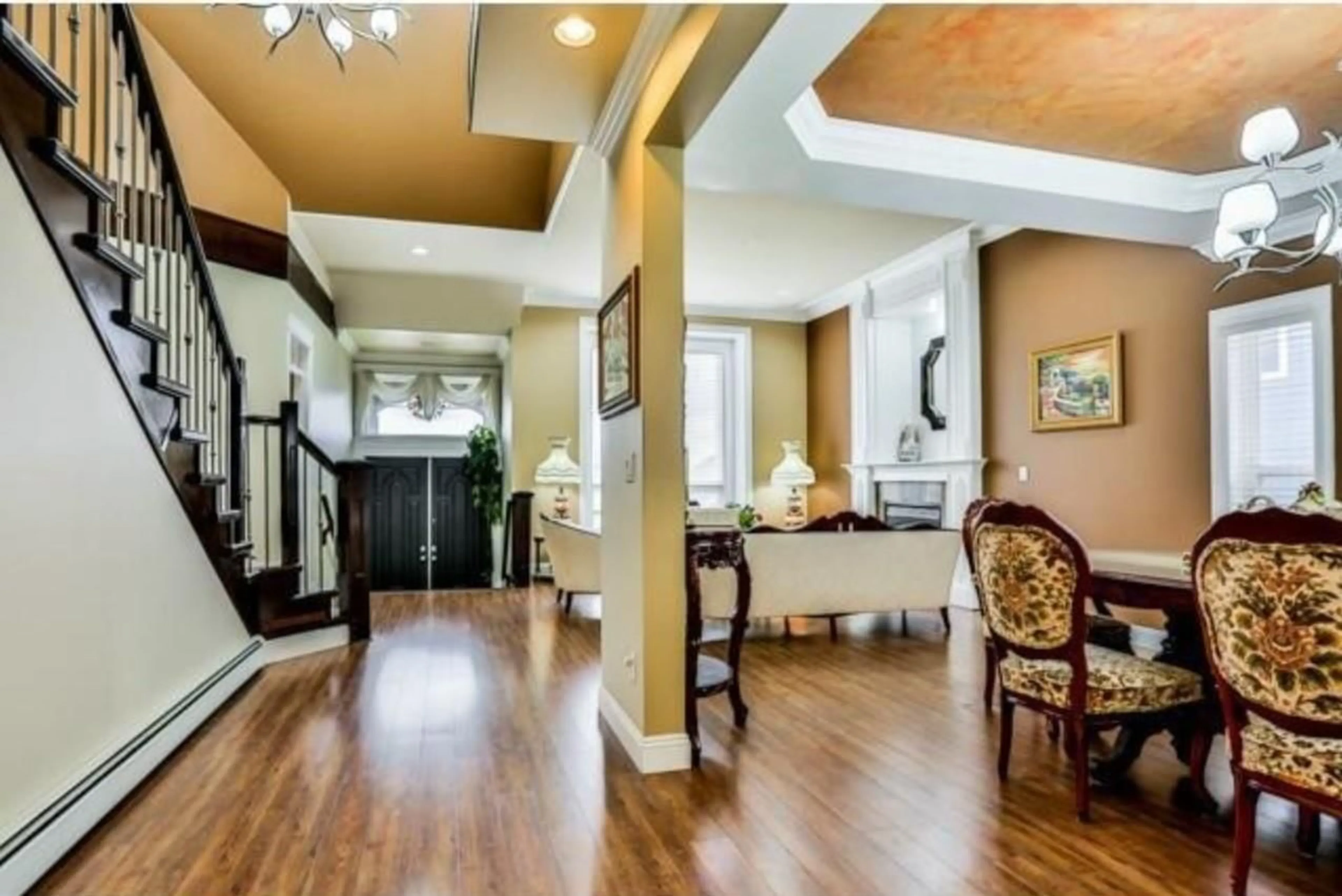Indoor foyer for 17440 103B, Surrey British Columbia V4N5R4