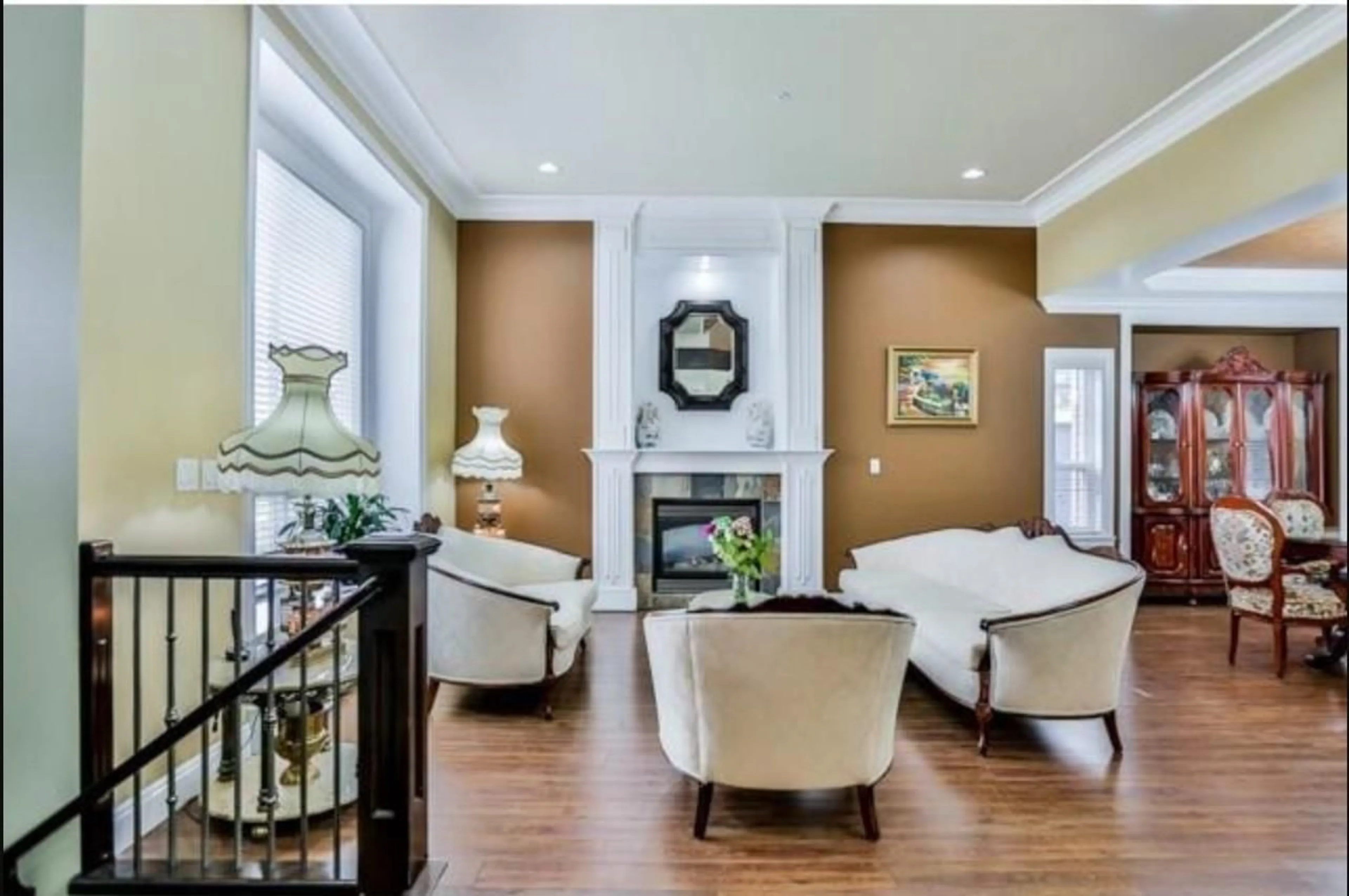 Living room with furniture, unknown for 17440 103B, Surrey British Columbia V4N5R4