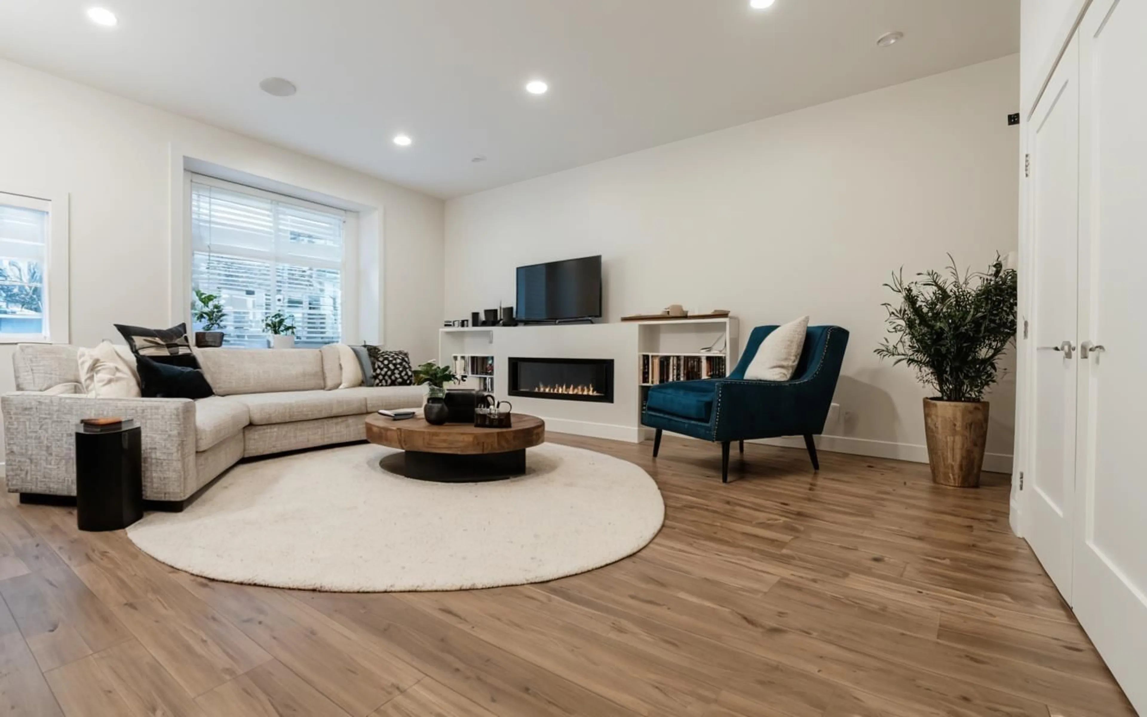 Living room with furniture, wood/laminate floor for 16 - 5960 142ND, Surrey British Columbia V3X1C8