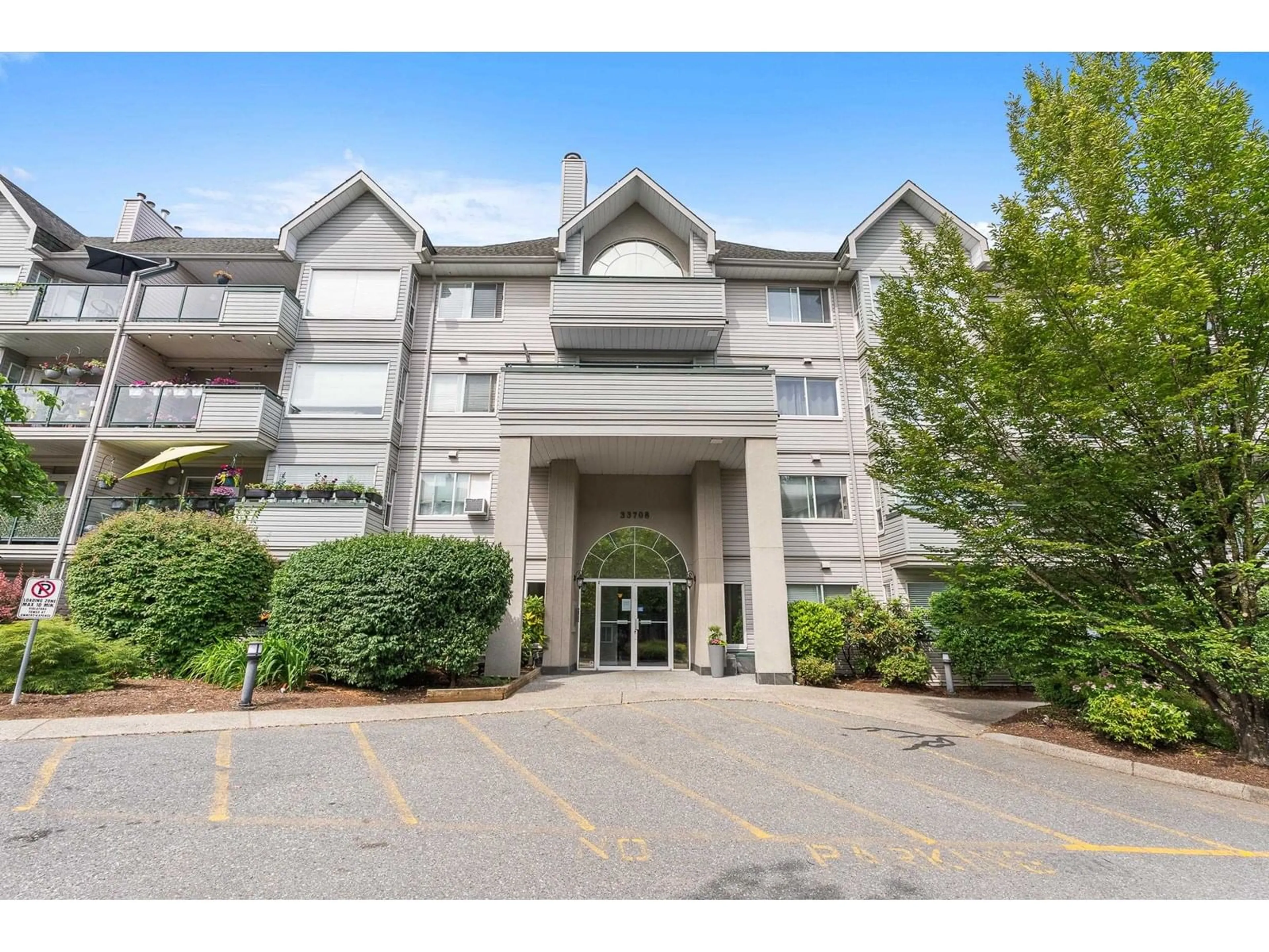 Indoor foyer for 103 - 33708 KING, Abbotsford British Columbia V2S8C6