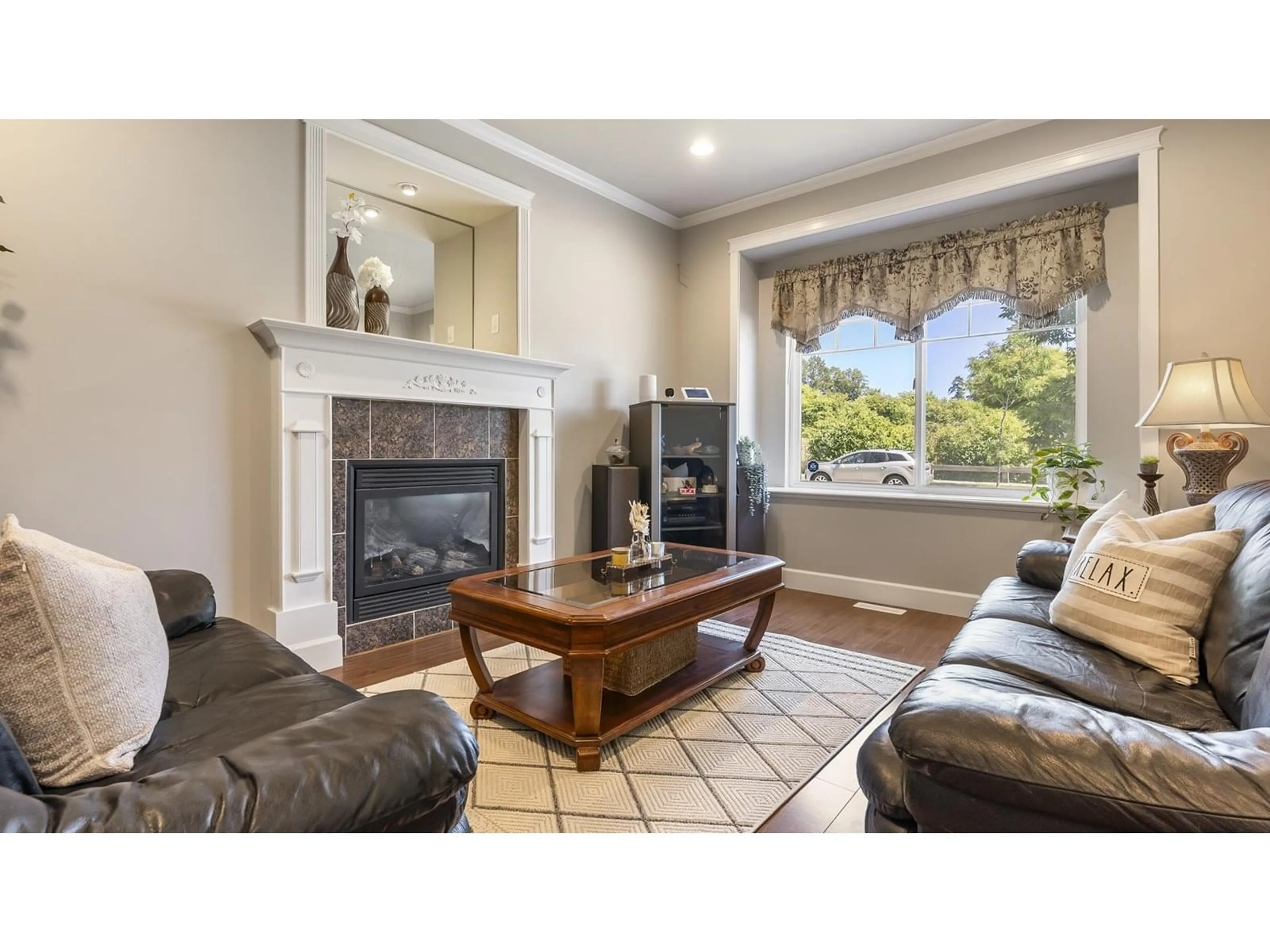 Living room with furniture, unknown for 7079 190, Surrey British Columbia V4N5N9