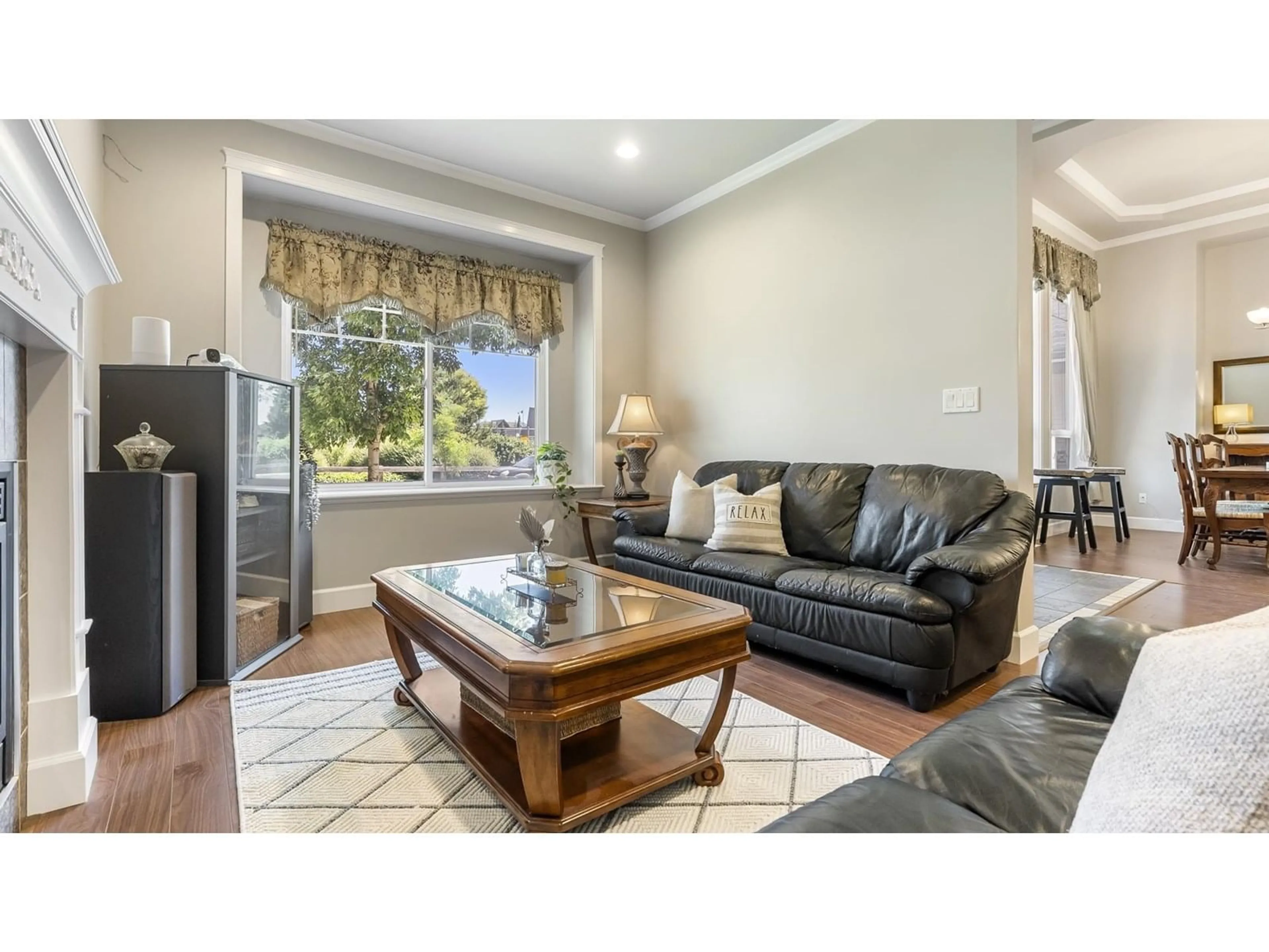 Living room with furniture, wood/laminate floor for 7079 190, Surrey British Columbia V4N5N9