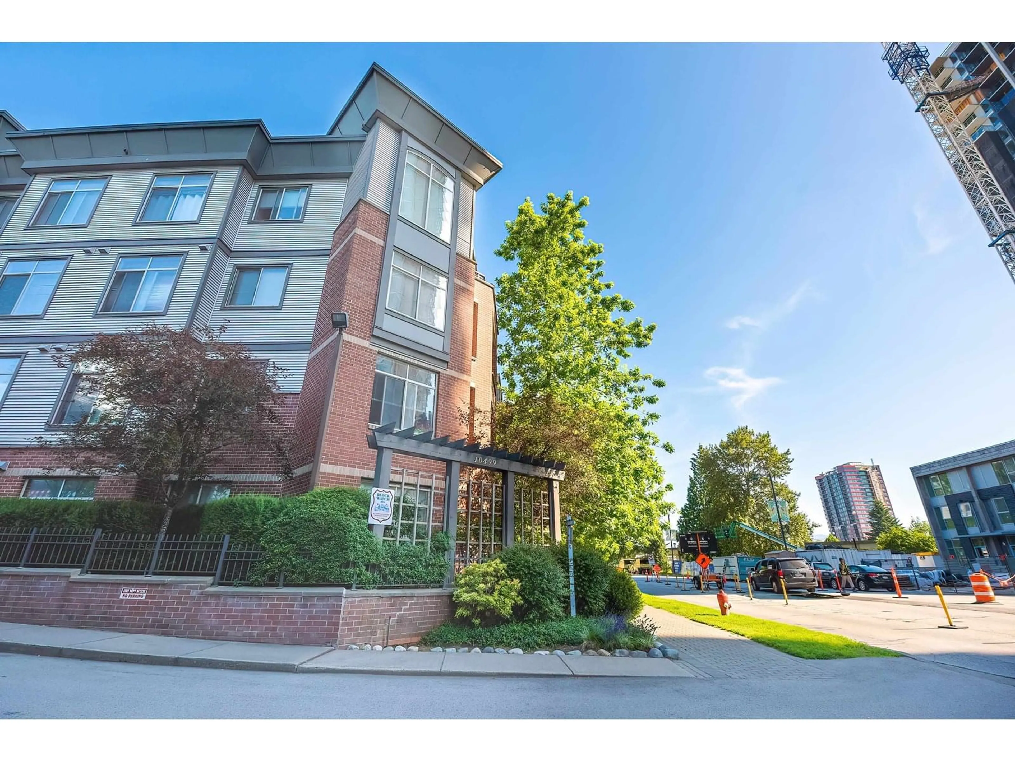 Patio, building for 309 - 10499 UNIVERSITY, Surrey British Columbia V3T0A4