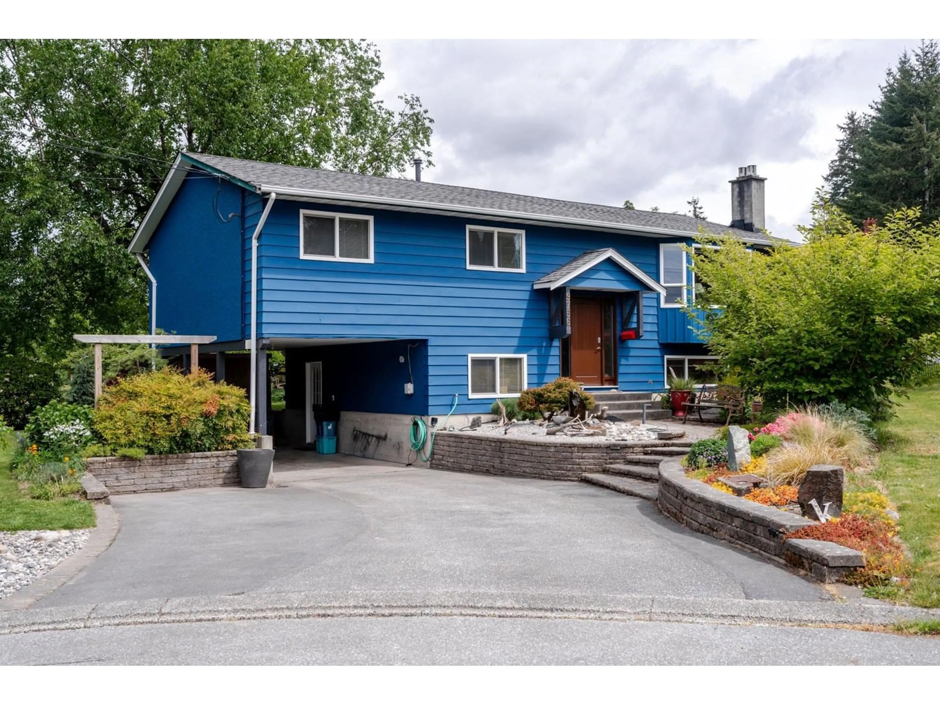 Home with vinyl exterior material, street for 9756 CROWN, Surrey British Columbia V3V6H9