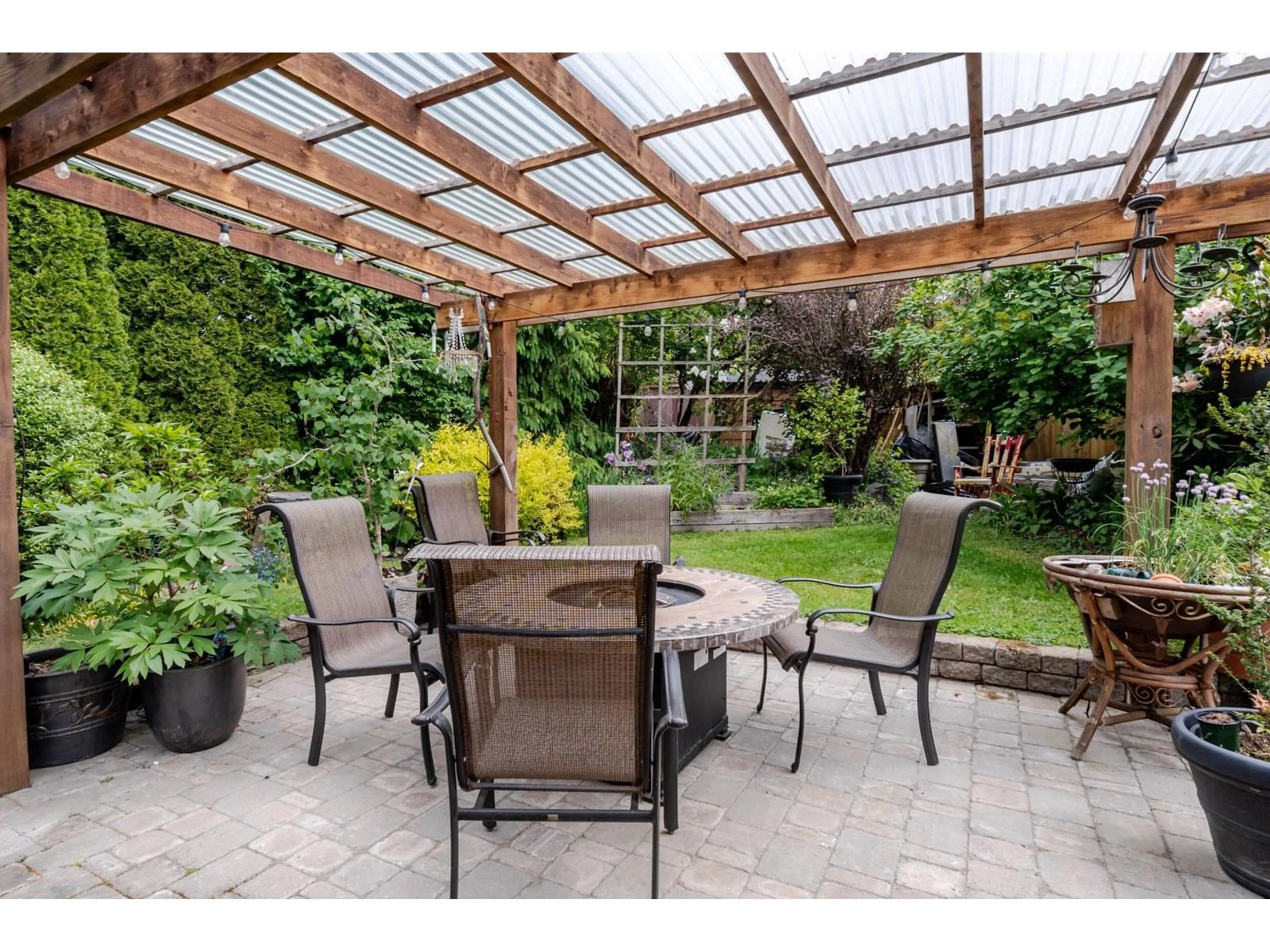 Patio, street for 9756 CROWN, Surrey British Columbia V3V6H9
