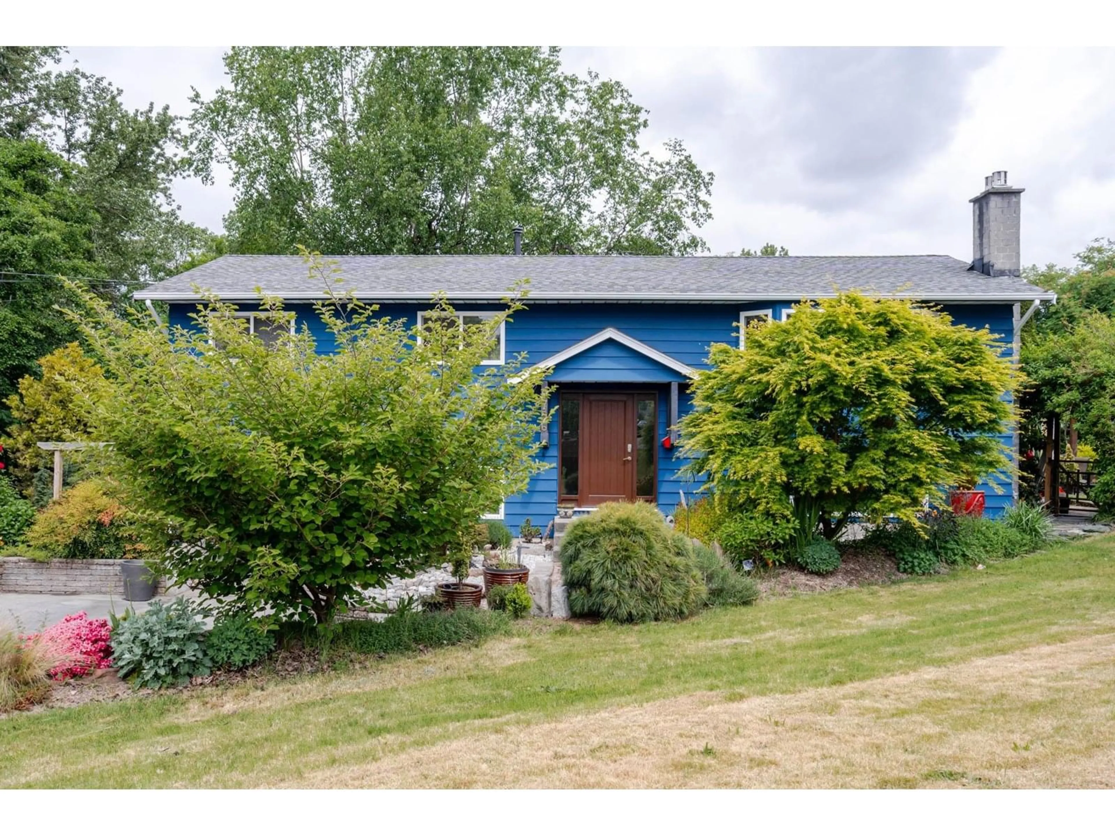 A pic from outside/outdoor area/front of a property/back of a property/a pic from drone, street for 9756 CROWN, Surrey British Columbia V3V6H9