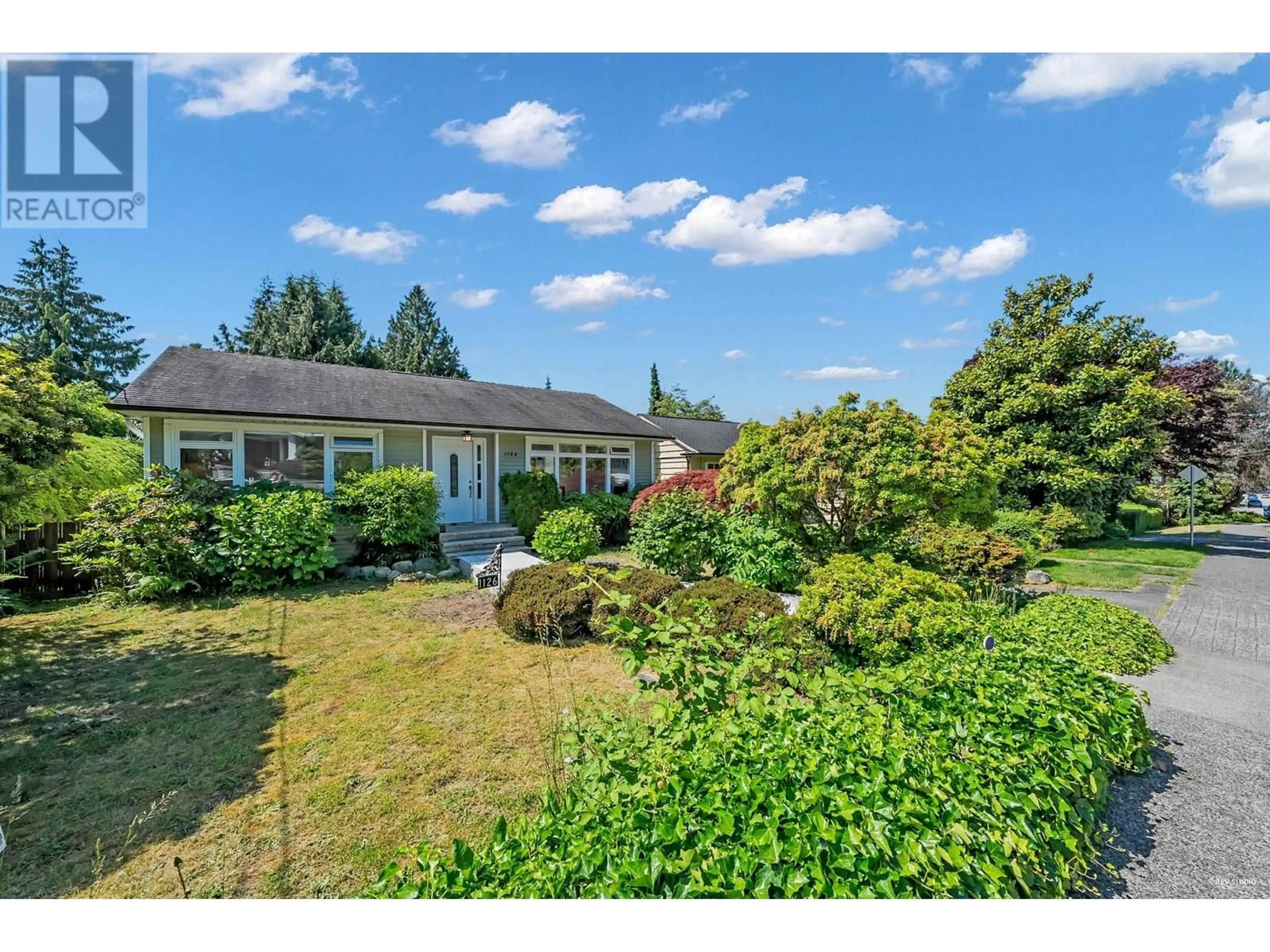 A pic from outside/outdoor area/front of a property/back of a property/a pic from drone, street for 1126 KINGS AVENUE, West Vancouver British Columbia V7T2C3