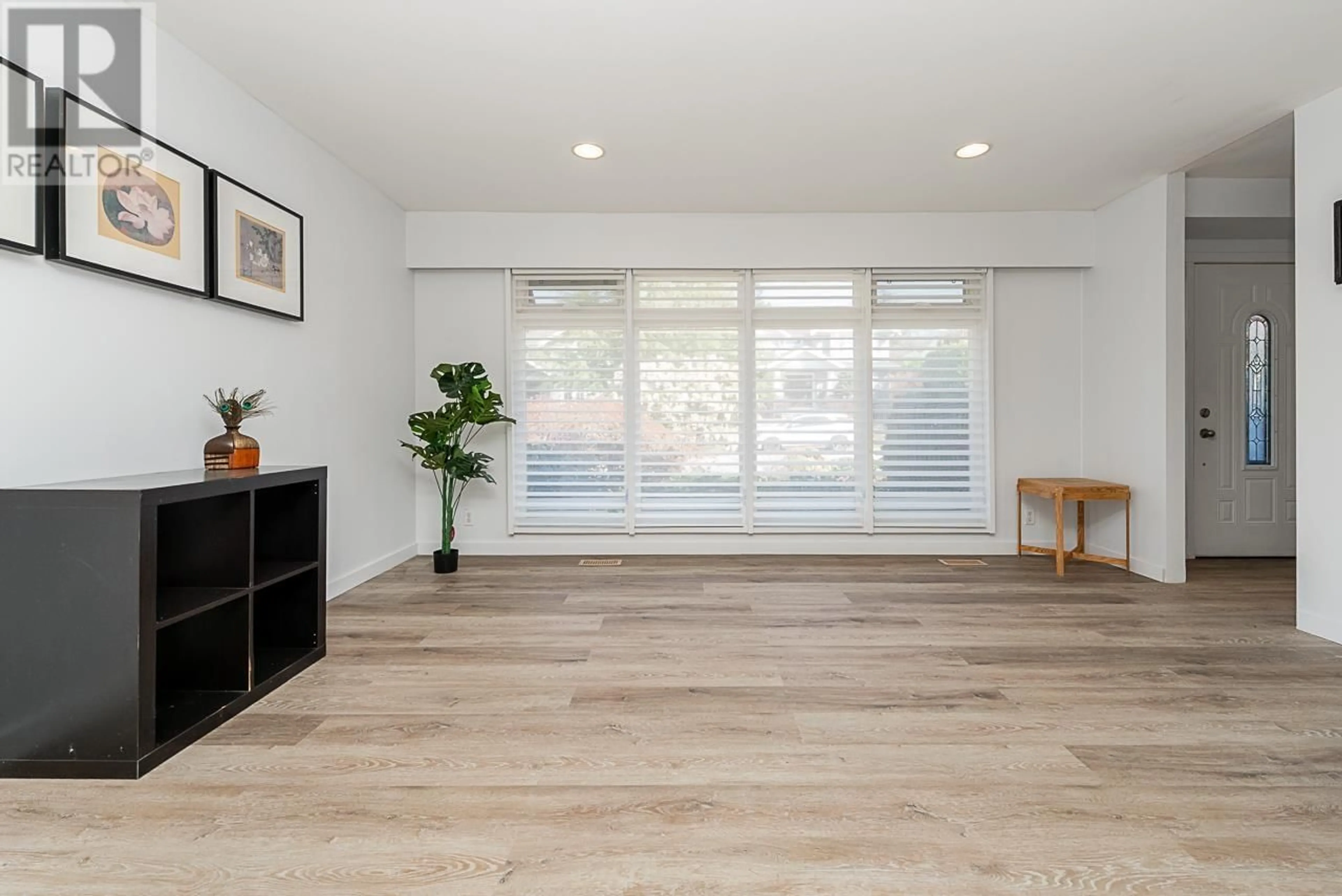 Living room with furniture, wood/laminate floor for 1126 KINGS AVENUE, West Vancouver British Columbia V7T2C3