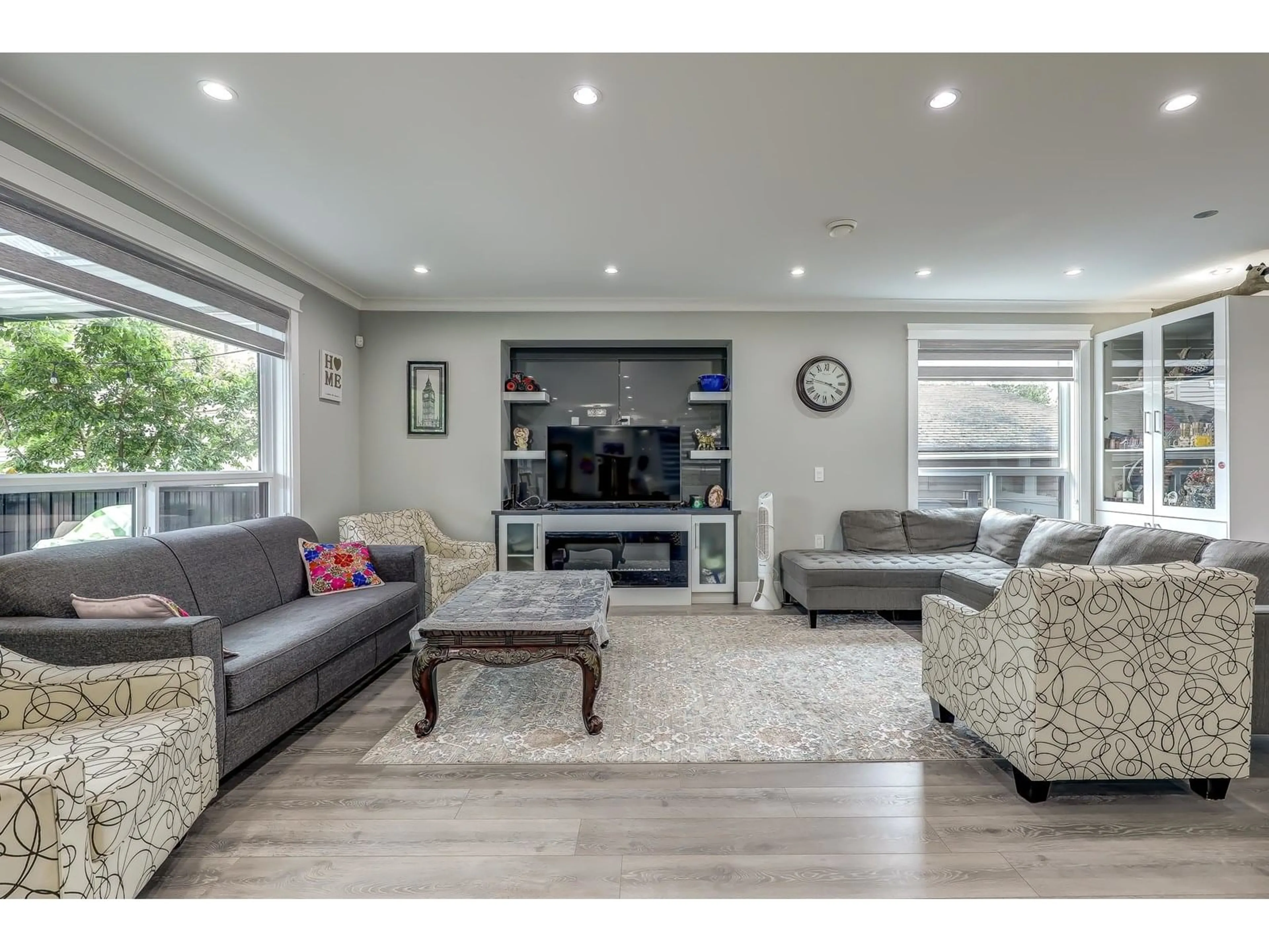 Living room with furniture, wood/laminate floor for 11256 79A, Delta British Columbia V4C1T8